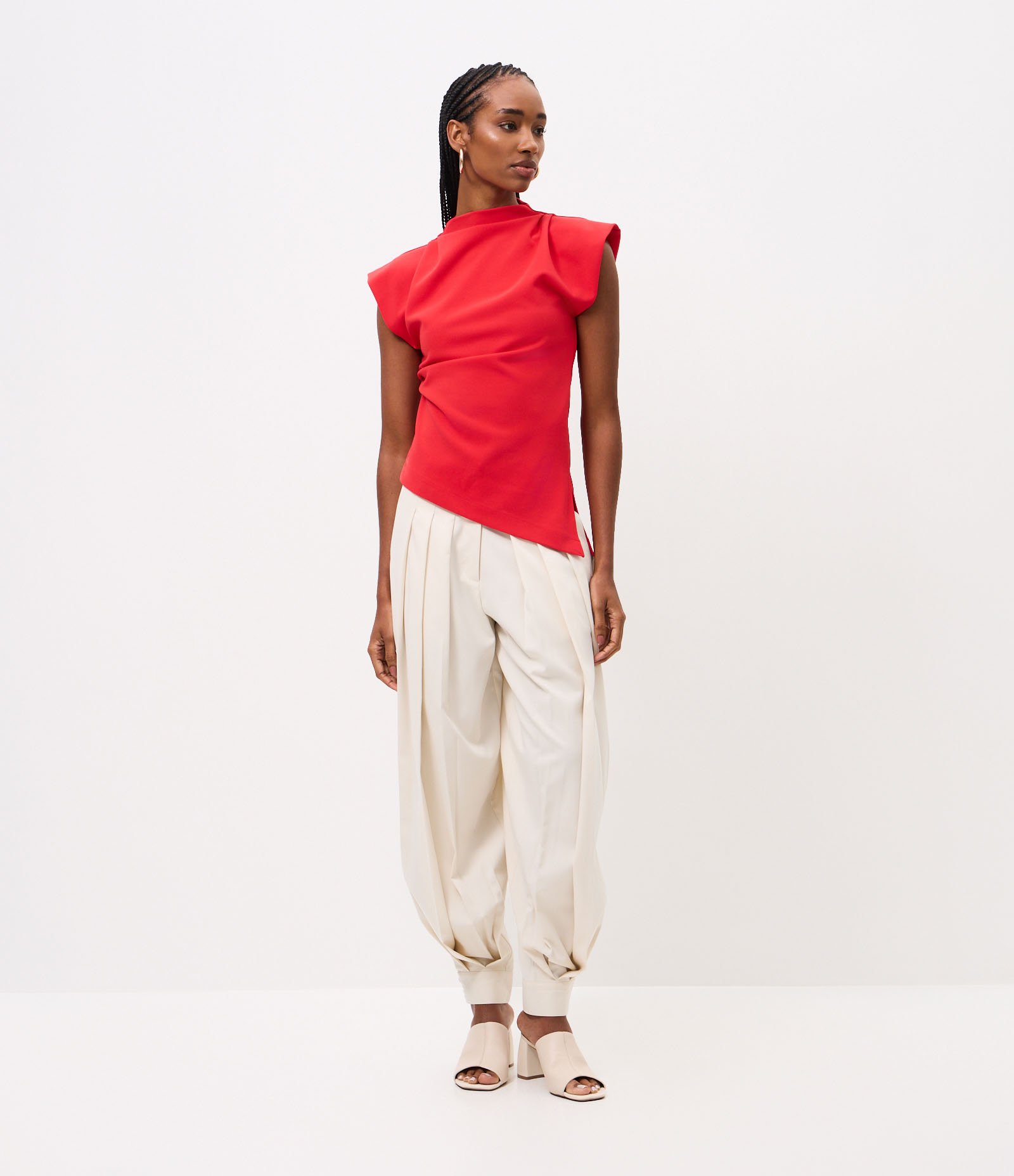Blusa Regular em Crepe com Ombreiras e Barra Assimétrica Vermelho 2