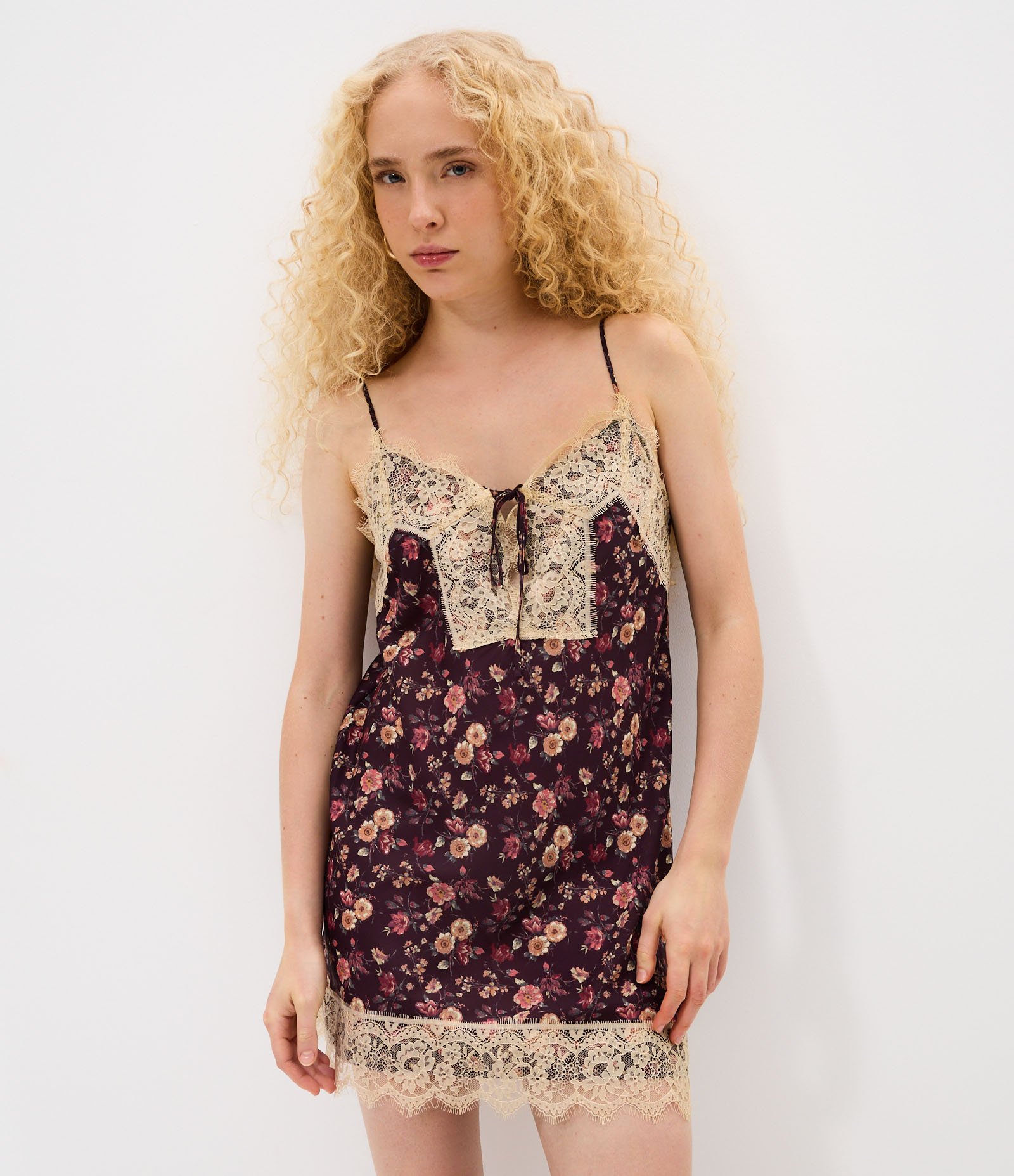 Vestido Curto Floral com Renda Marrom 2