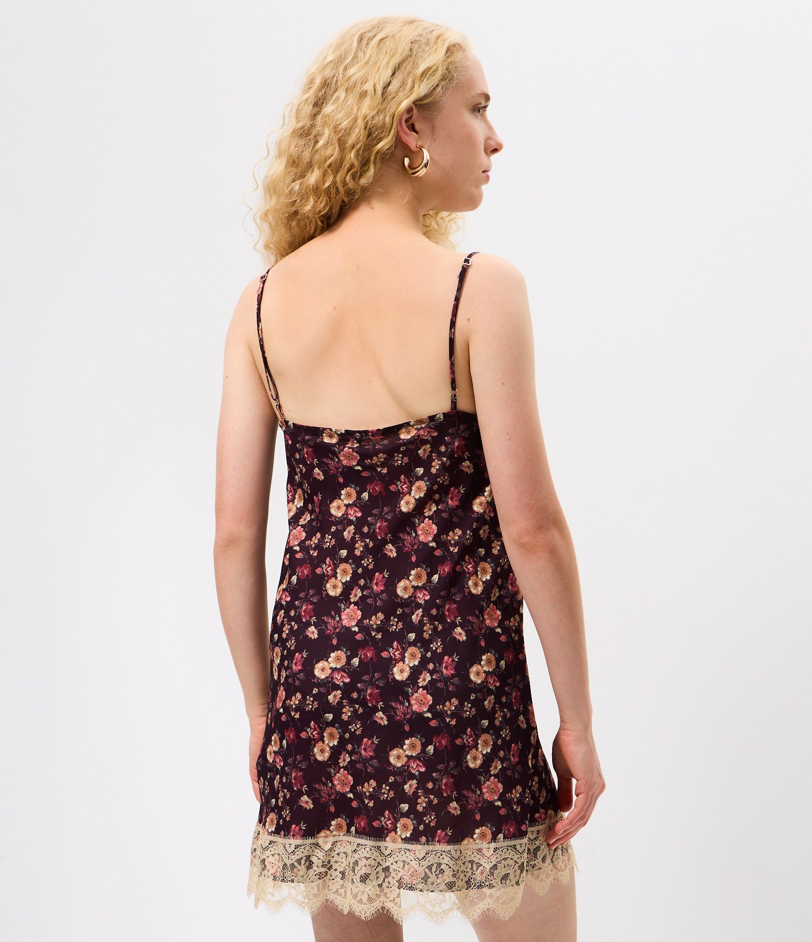 Vestido Curto Floral com Renda Marrom 4