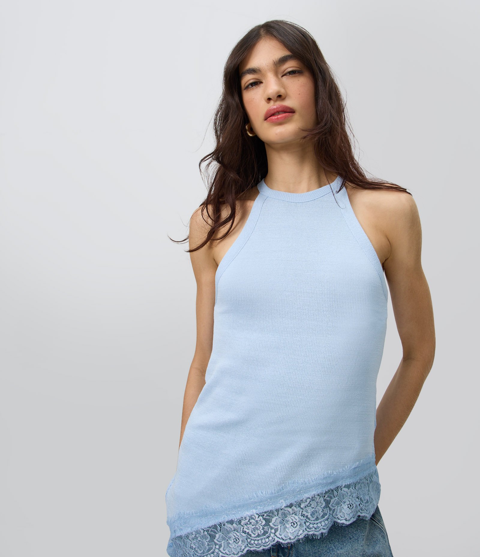 Blusa em Tricô com Barra Assimétrica e Detalhe em Renda Azul 1