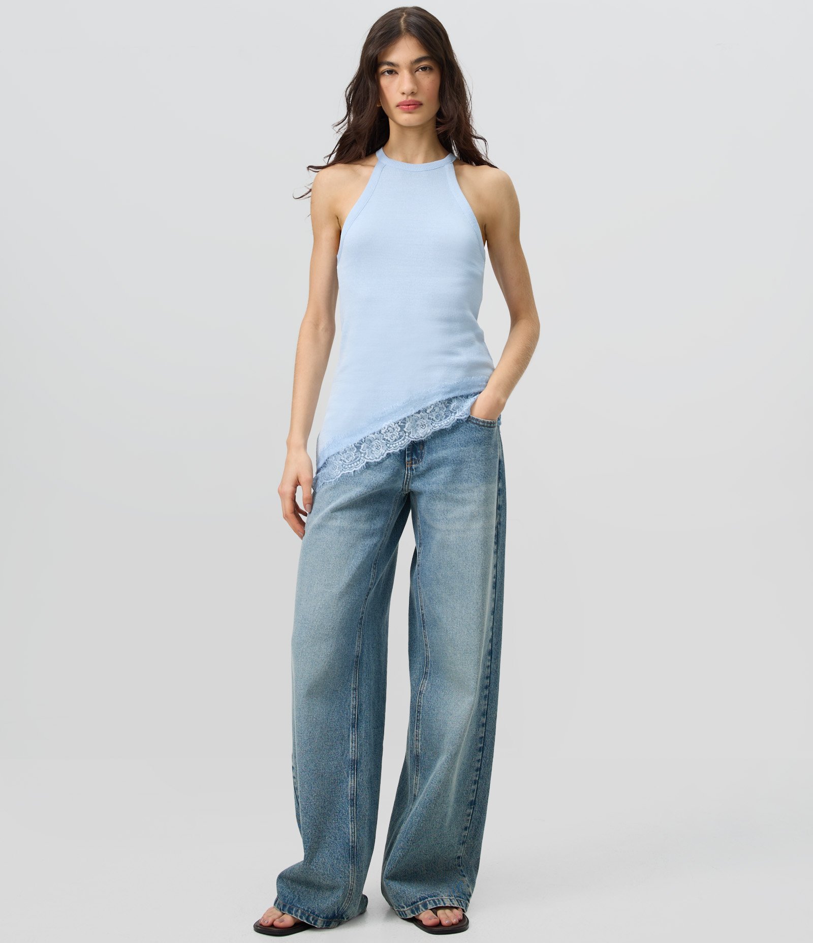 Blusa em Tricô com Barra Assimétrica e Detalhe em Renda Azul 2