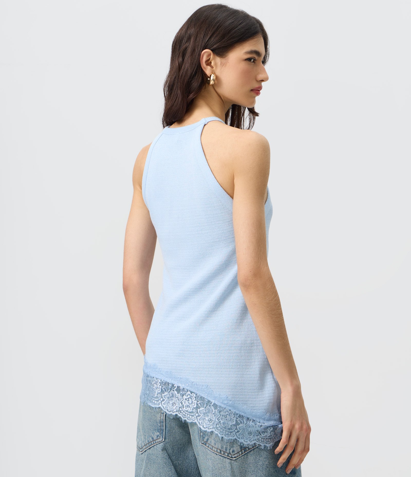 Blusa em Tricô com Barra Assimétrica e Detalhe em Renda Azul 4
