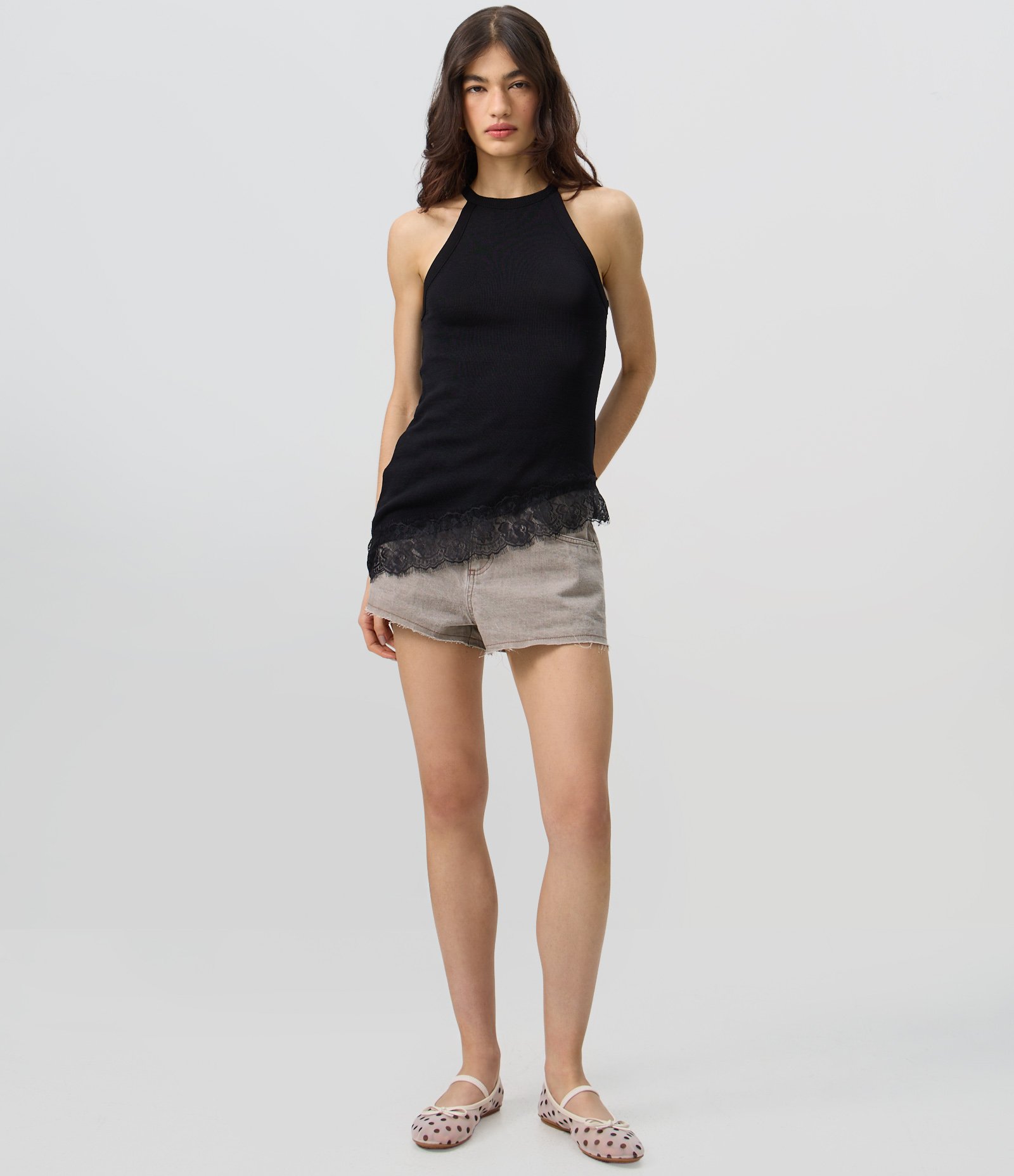 Blusa em Tricô com Barra Assimétrica e Detalhe em Renda Preto 2