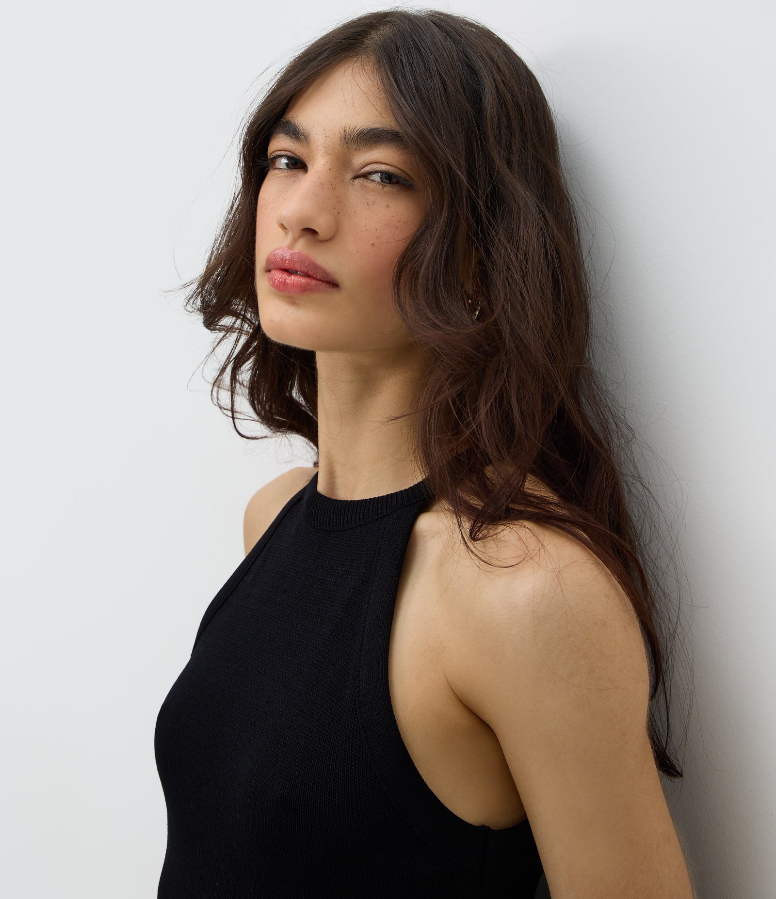 Blusa em Tricô com Barra Assimétrica e Detalhe em Renda Preto 3