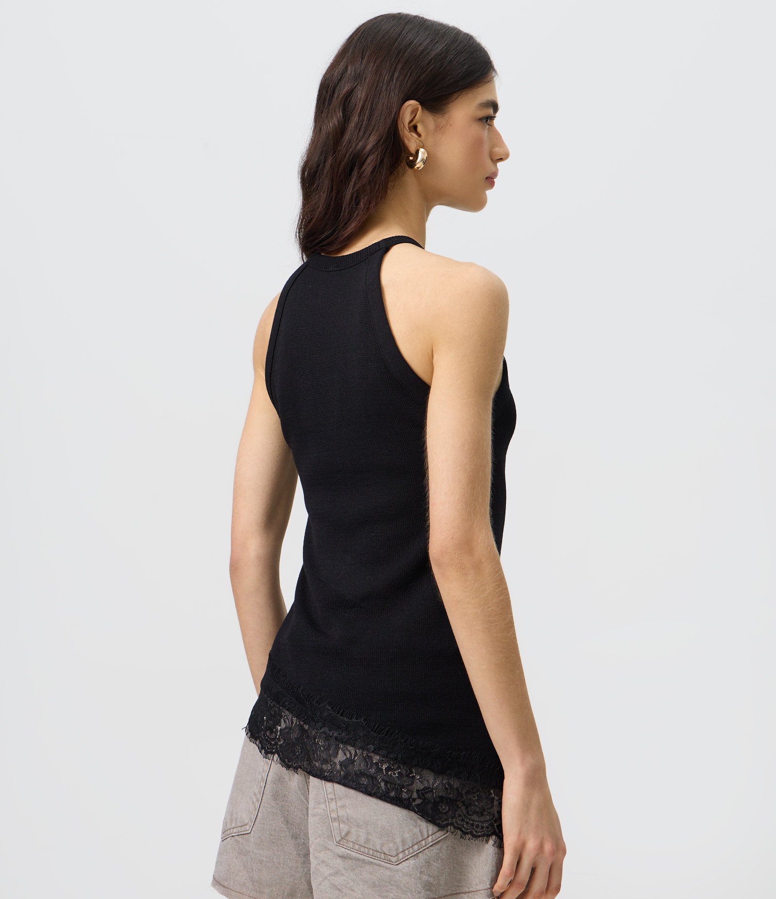 Blusa em Tricô com Barra Assimétrica e Detalhe em Renda Preto 4