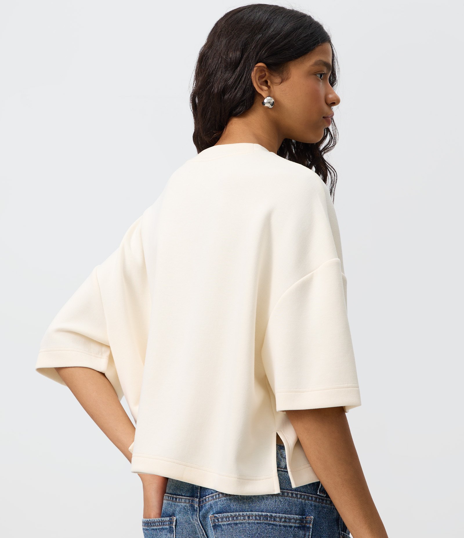 Camiseta em Modal com Modelagem Ampla e Gola Alta Bege 2