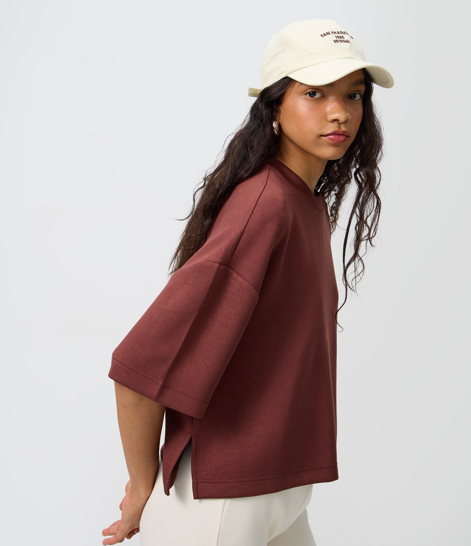 Camiseta em Modal com Modelagem Ampla e Gola Alta Marrom 1