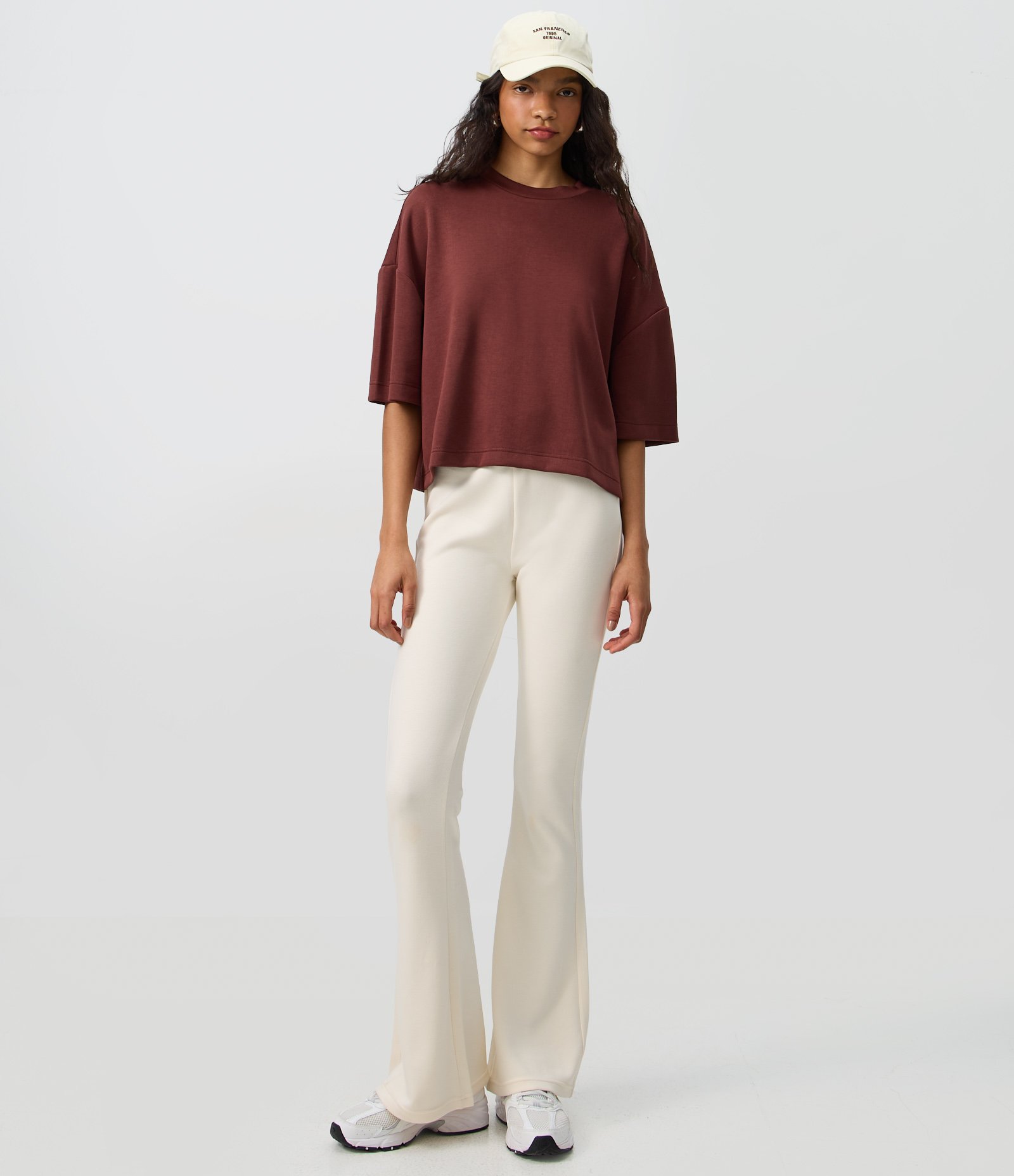 Camiseta em Modal com Modelagem Ampla e Gola Alta Marrom 2