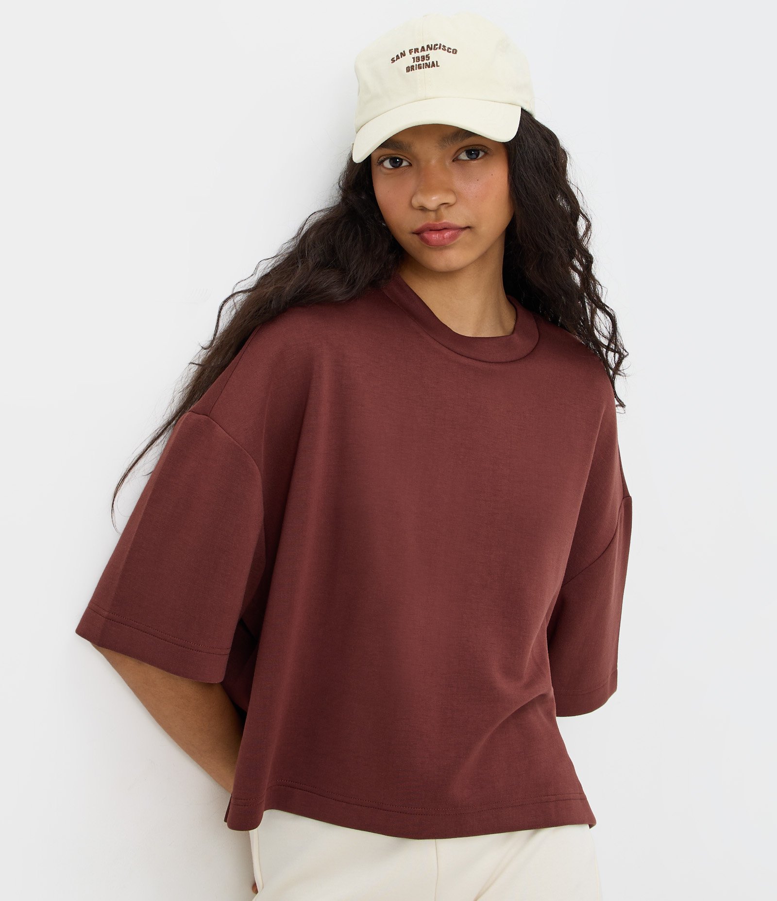 Camiseta em Modal com Modelagem Ampla e Gola Alta Marrom 3