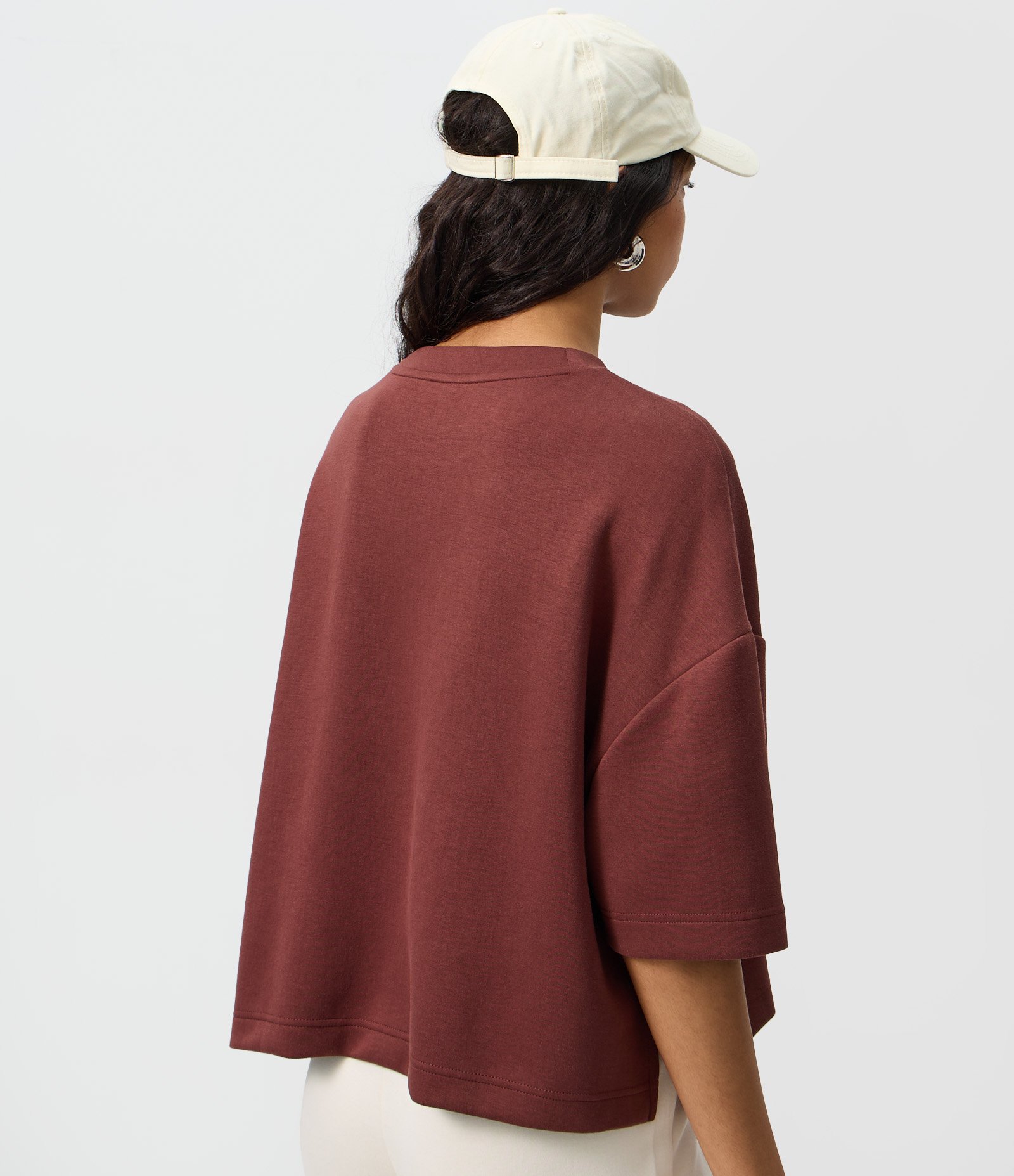 Camiseta em Modal com Modelagem Ampla e Gola Alta Marrom 4