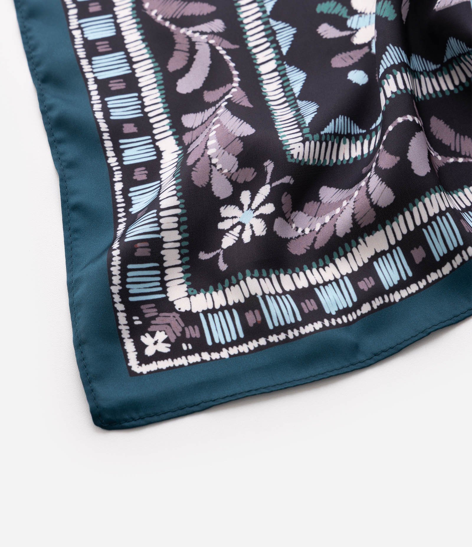 Lenço em Cetim com Estampa Paisley Azul 4
