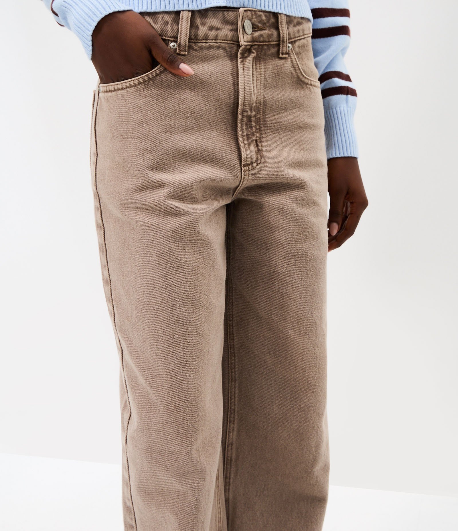Calça Wide Leg em Sarja com Cintura Baixa Marrom Neutro 3