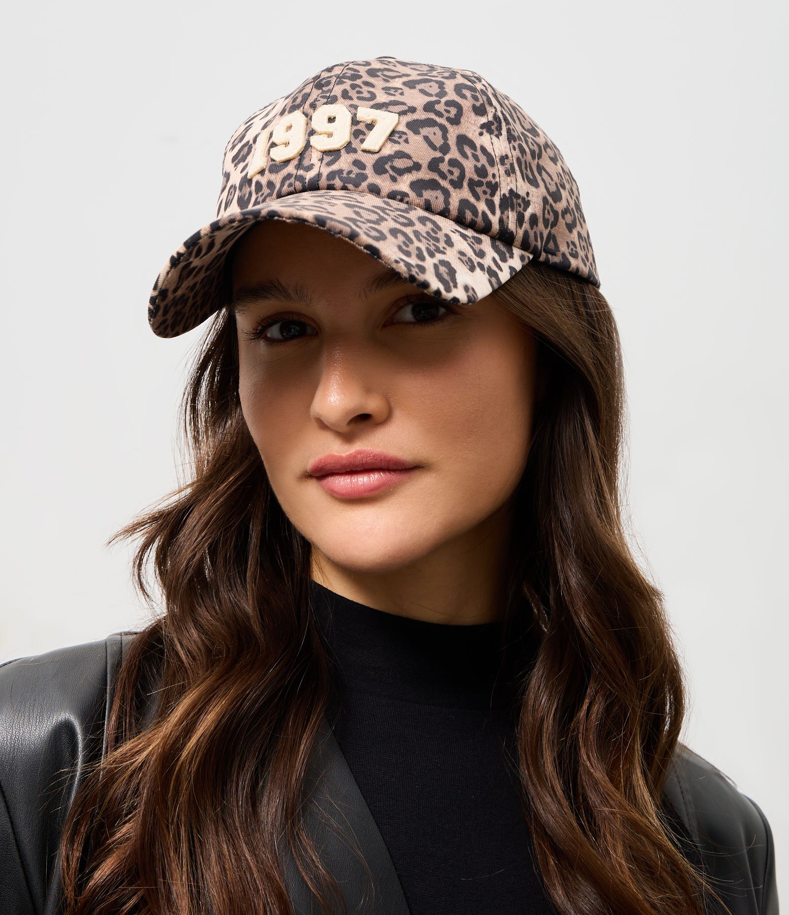 Boné Aba Curva com Estampa Animal Print e Patch Bordado Marrom 1