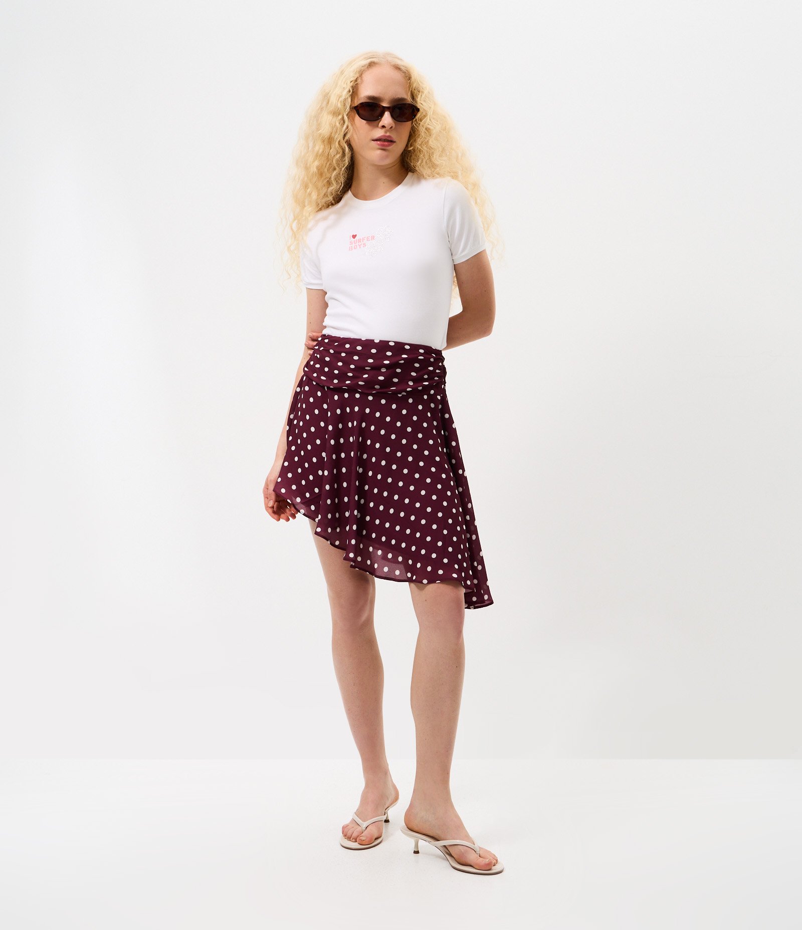 Saia Curta Assimétrica em Chiffon com Estampa Poá Vermelho 1