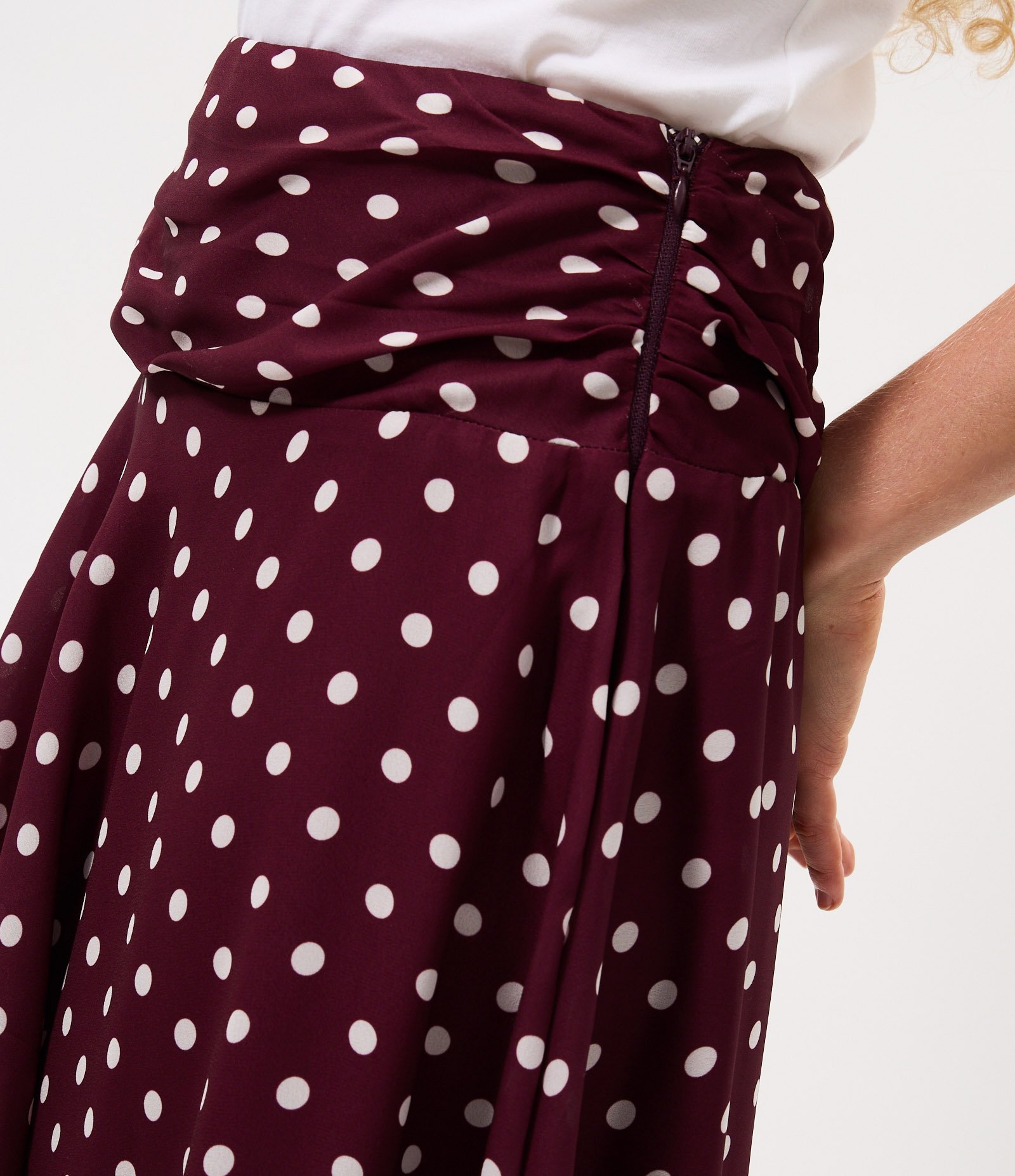 Saia Curta Assimétrica em Chiffon com Estampa Poá Vermelho 3