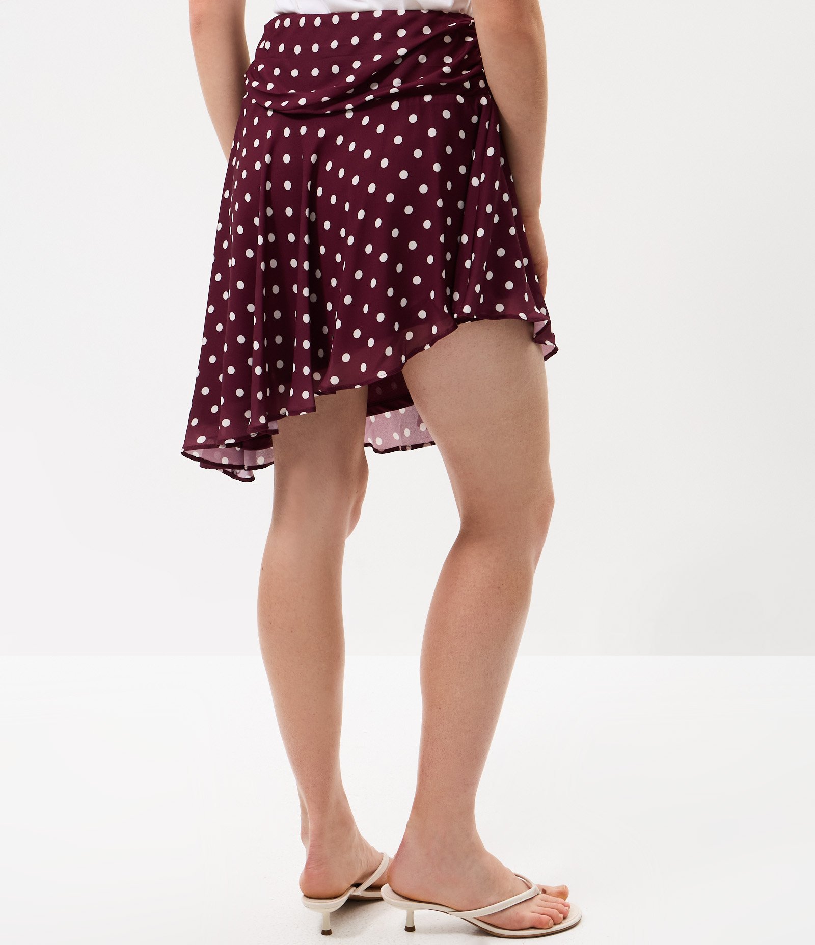 Saia Curta Assimétrica em Chiffon com Estampa Poá Vermelho 4