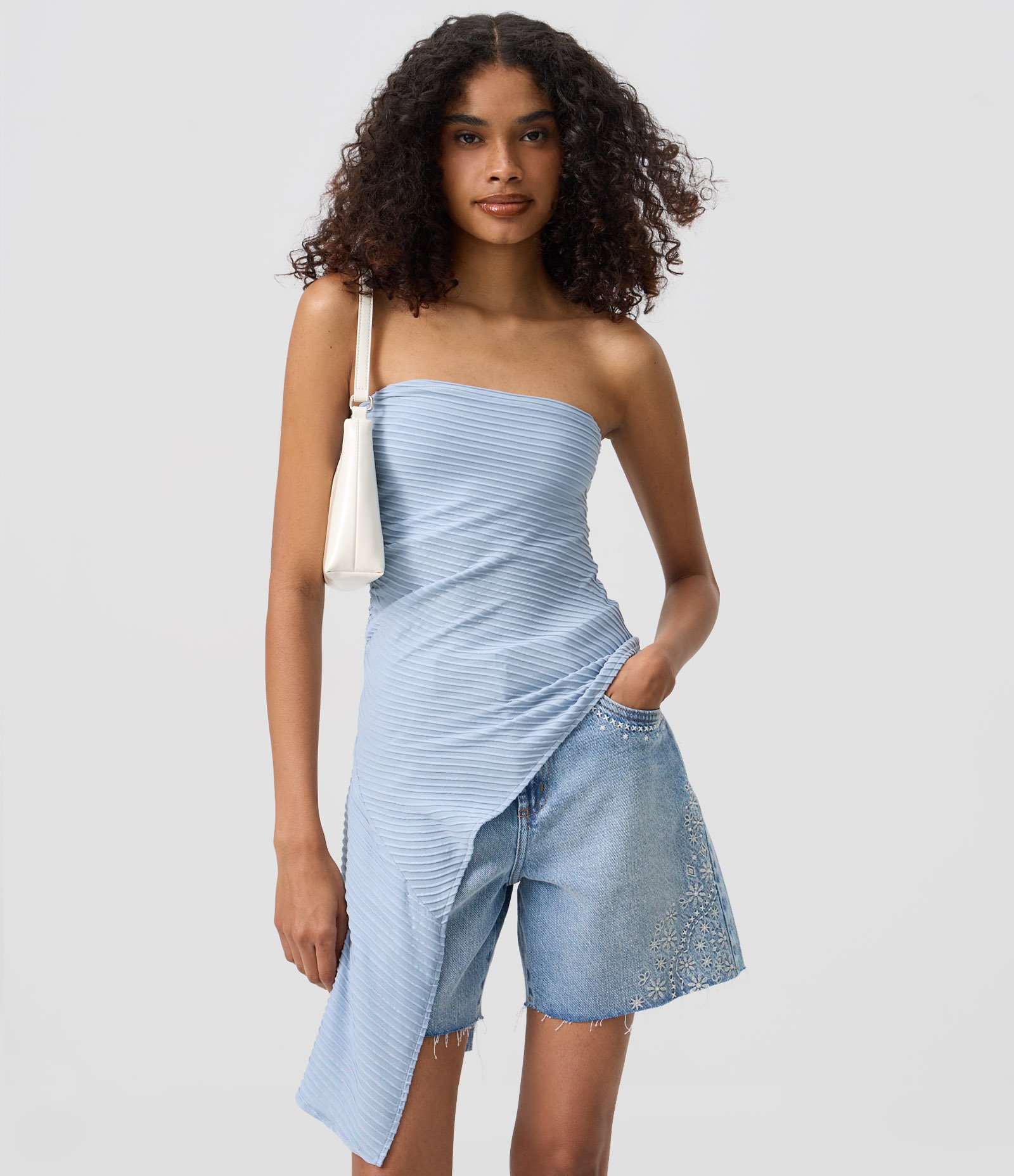 Blusa Tomara que Caia com Barra Assimétrica e Textura Canelada Azul 1