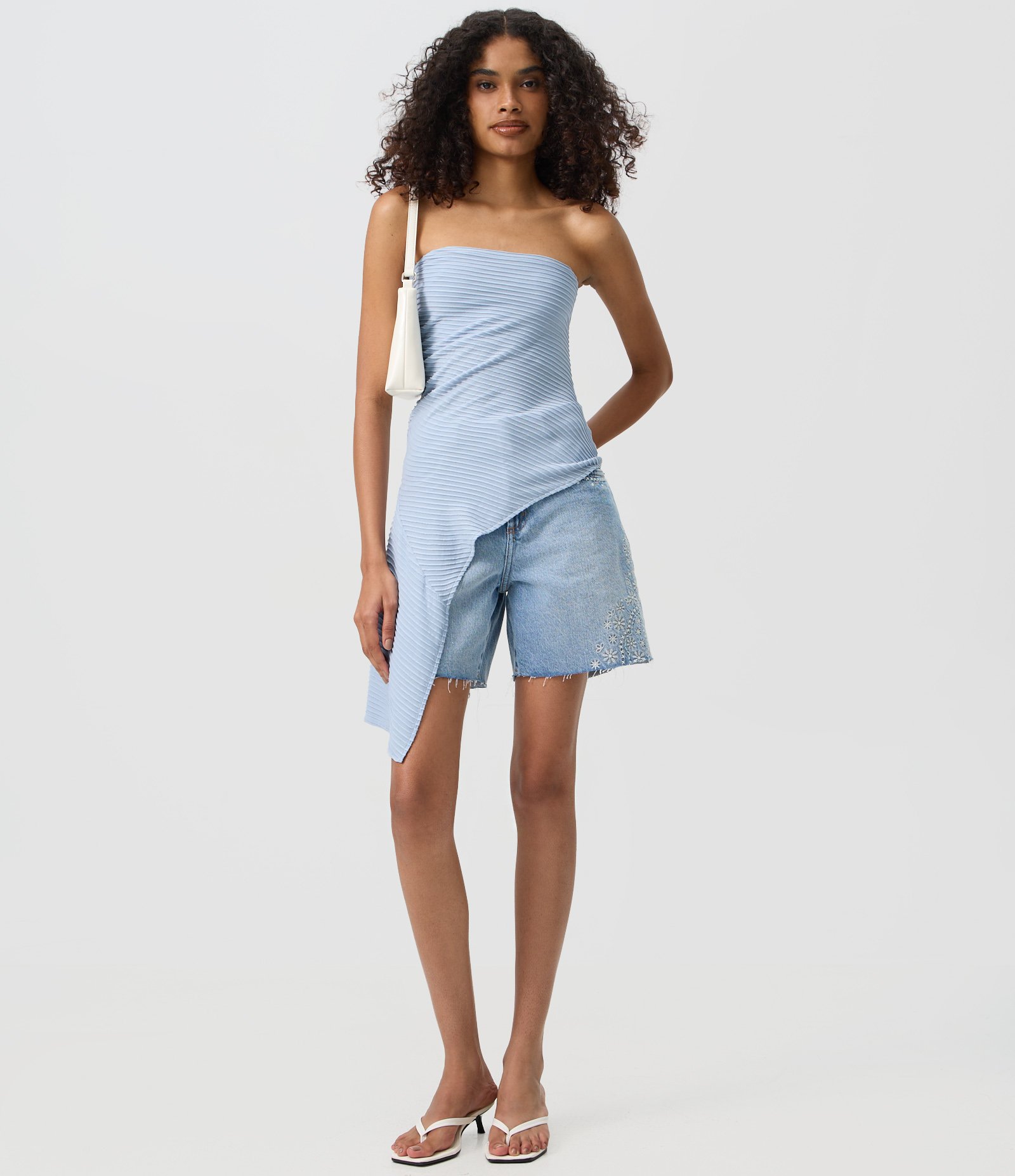 Blusa Tomara que Caia com Barra Assimétrica e Textura Canelada Azul 2