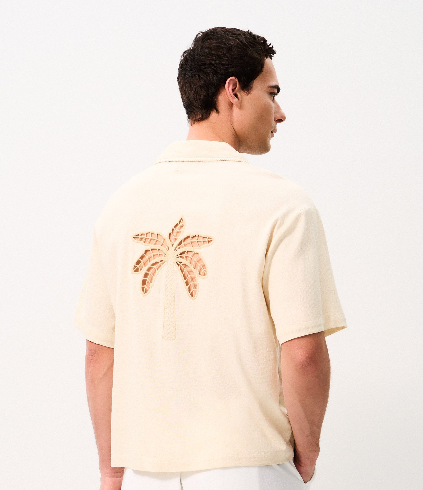 Camisa Boxy em Viscolinho com Bordado de Coqueiro Bege 1
