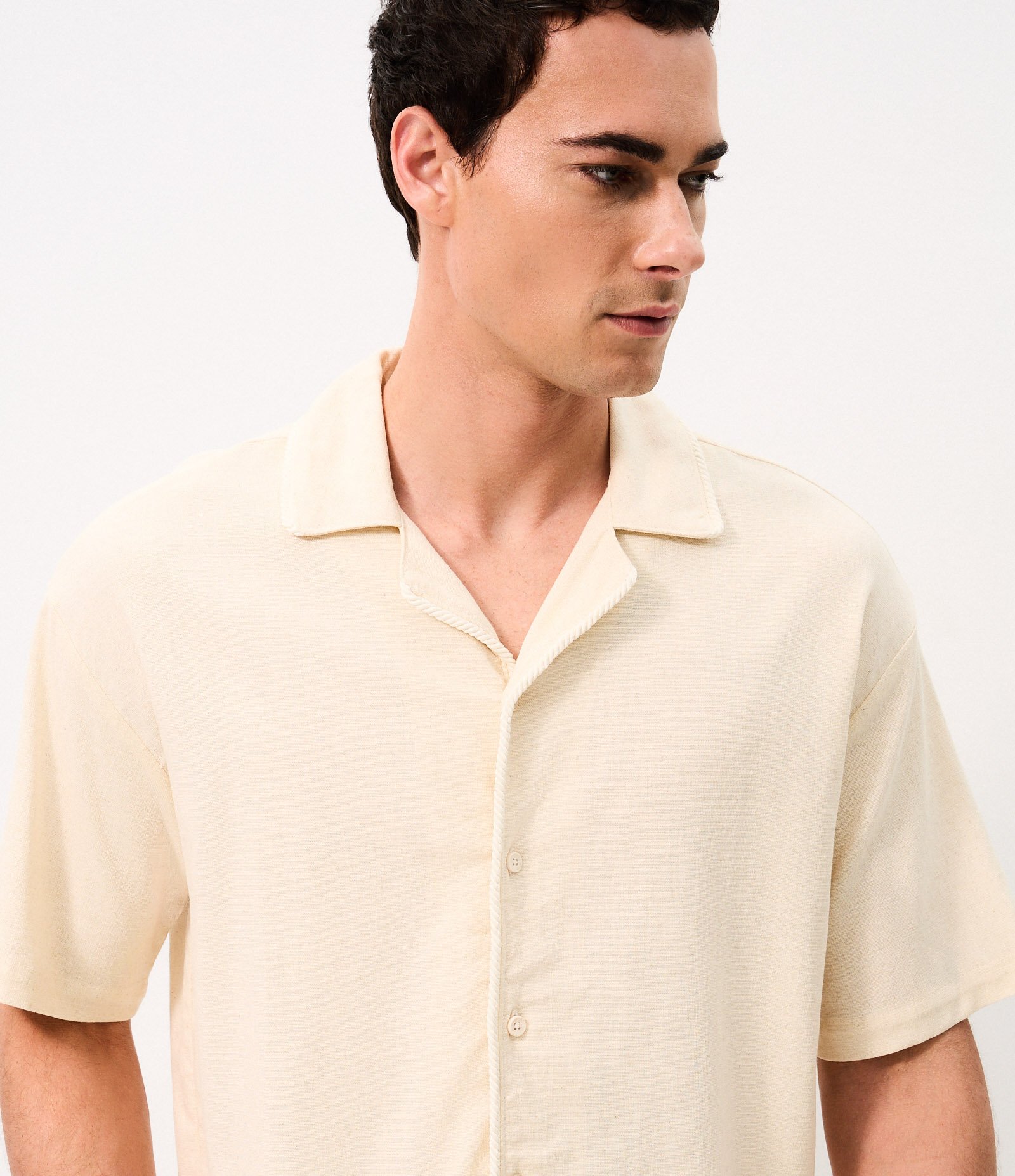 Camisa Boxy em Viscolinho com Bordado de Coqueiro Bege 3