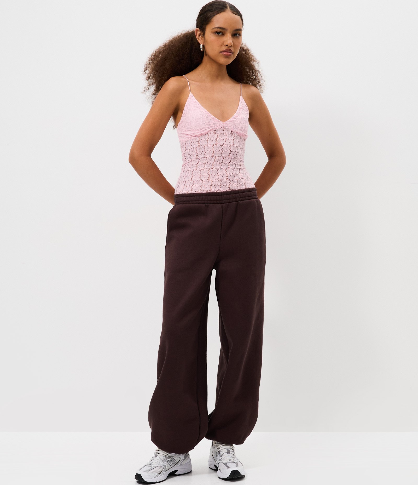 Blusa Alcinha em Renda Texturizada com Decote V Rosa 2