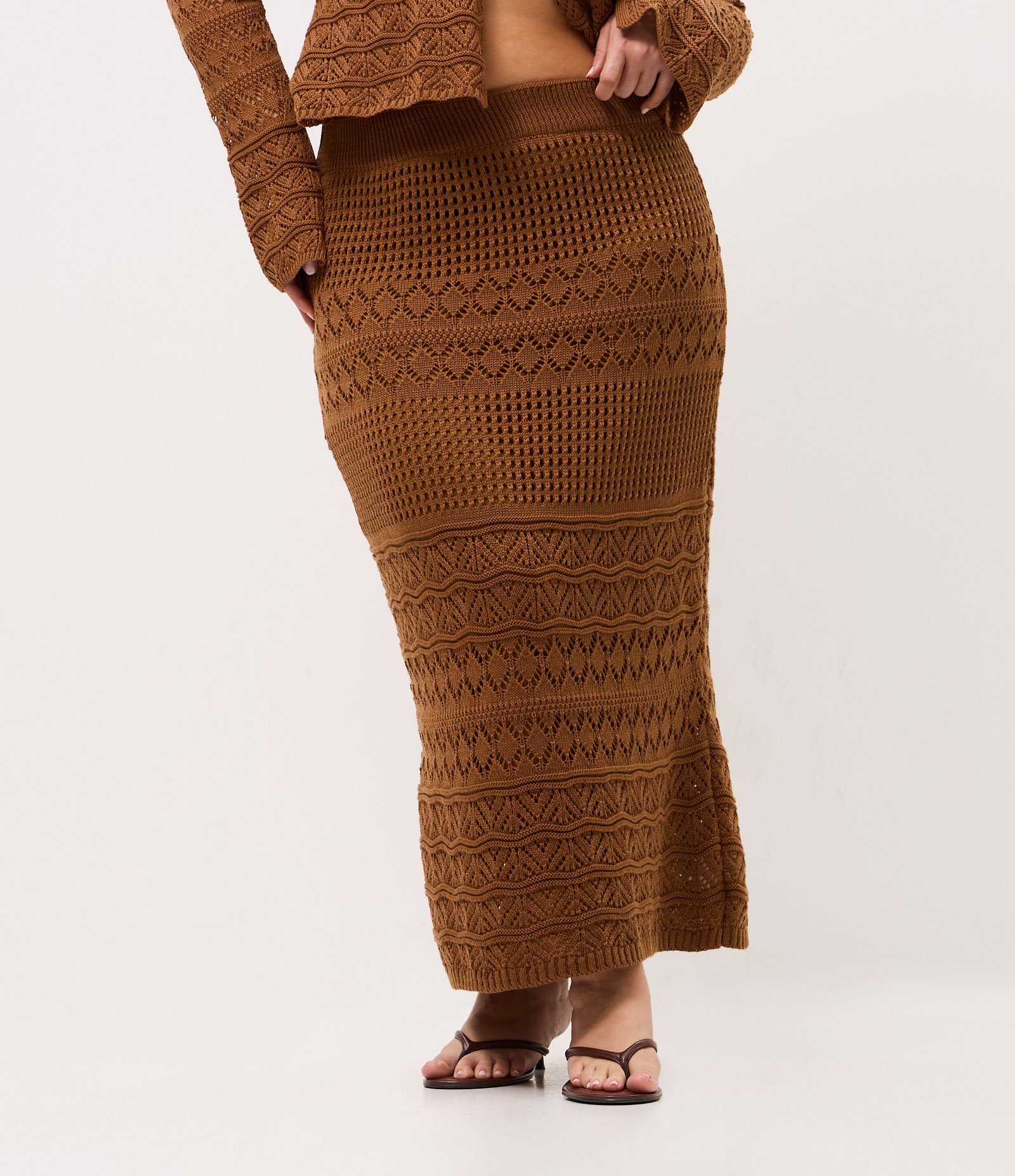 Saia Midi em Tricô Texturizado com Pontos Vazados Curve & Plus Size Marrom 3
