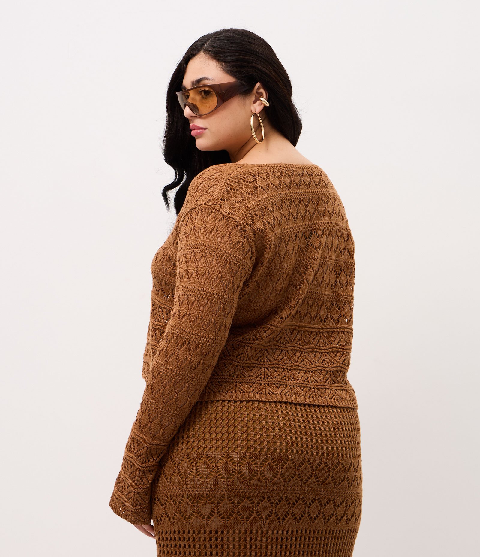 Casaco em Tricô Curto com Amarração Frontal Curve & Plus Size Marrom 4