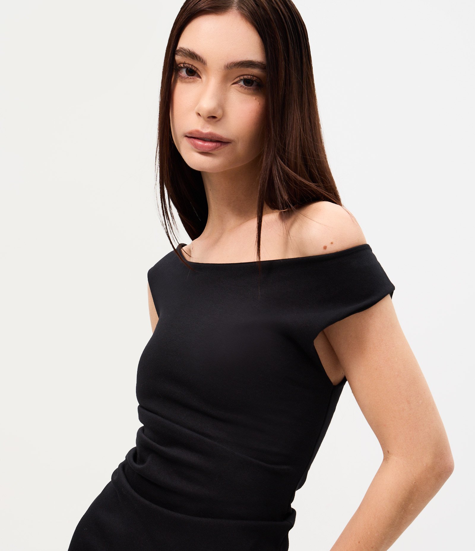 Vestido Midi em Cotton com Decote Ombro a Ombro e Drapeado Preto 2