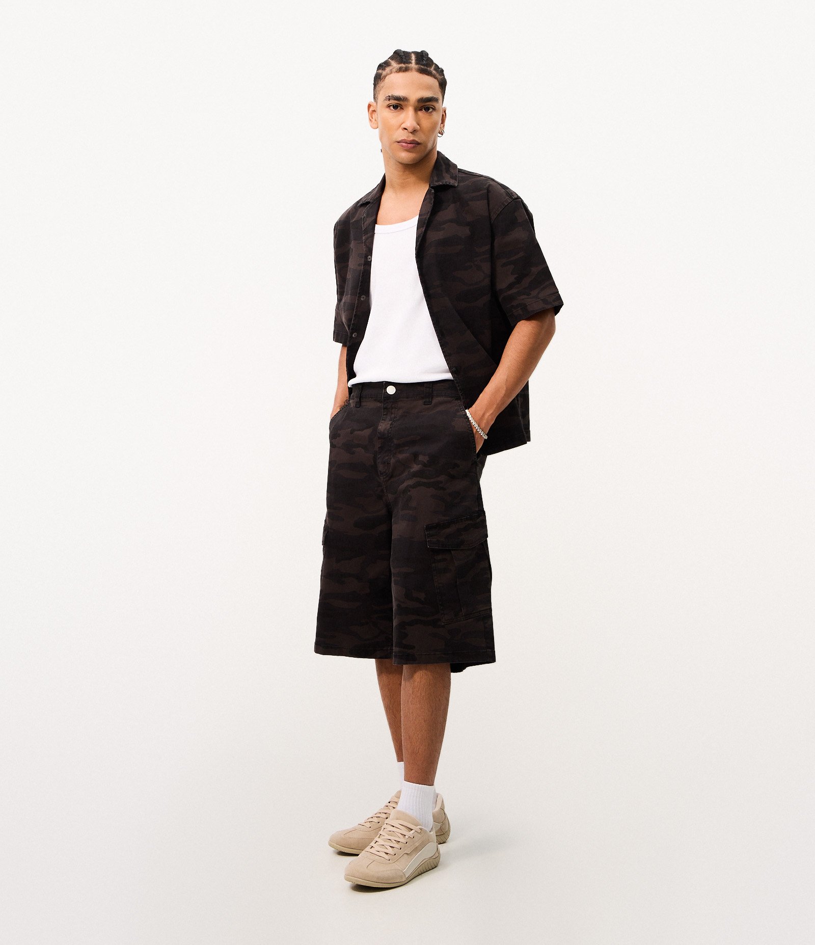 Bermuda Baggy Relaxed em Sarja e Camuflada Cinza 1