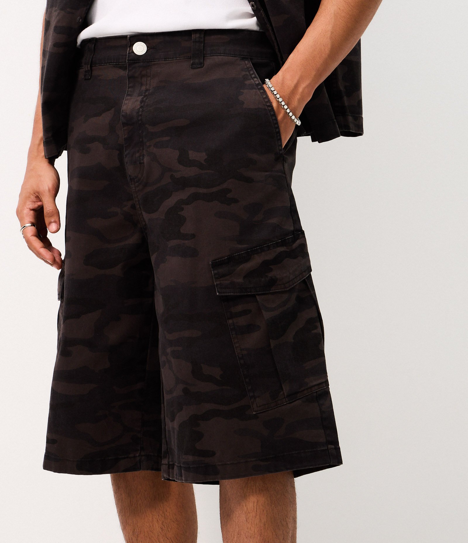 Bermuda Baggy Relaxed em Sarja e Camuflada Cinza 2