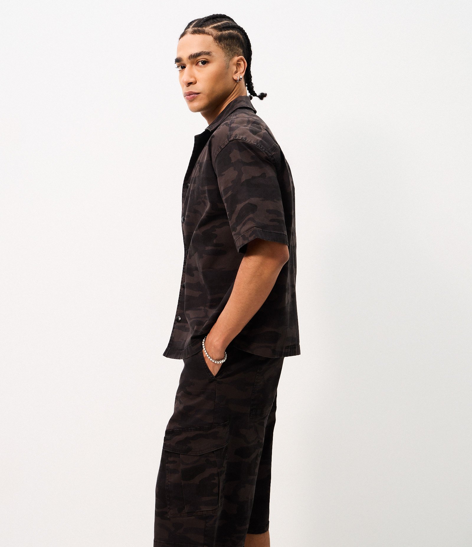 Bermuda Baggy Relaxed em Sarja e Camuflada Cinza 3