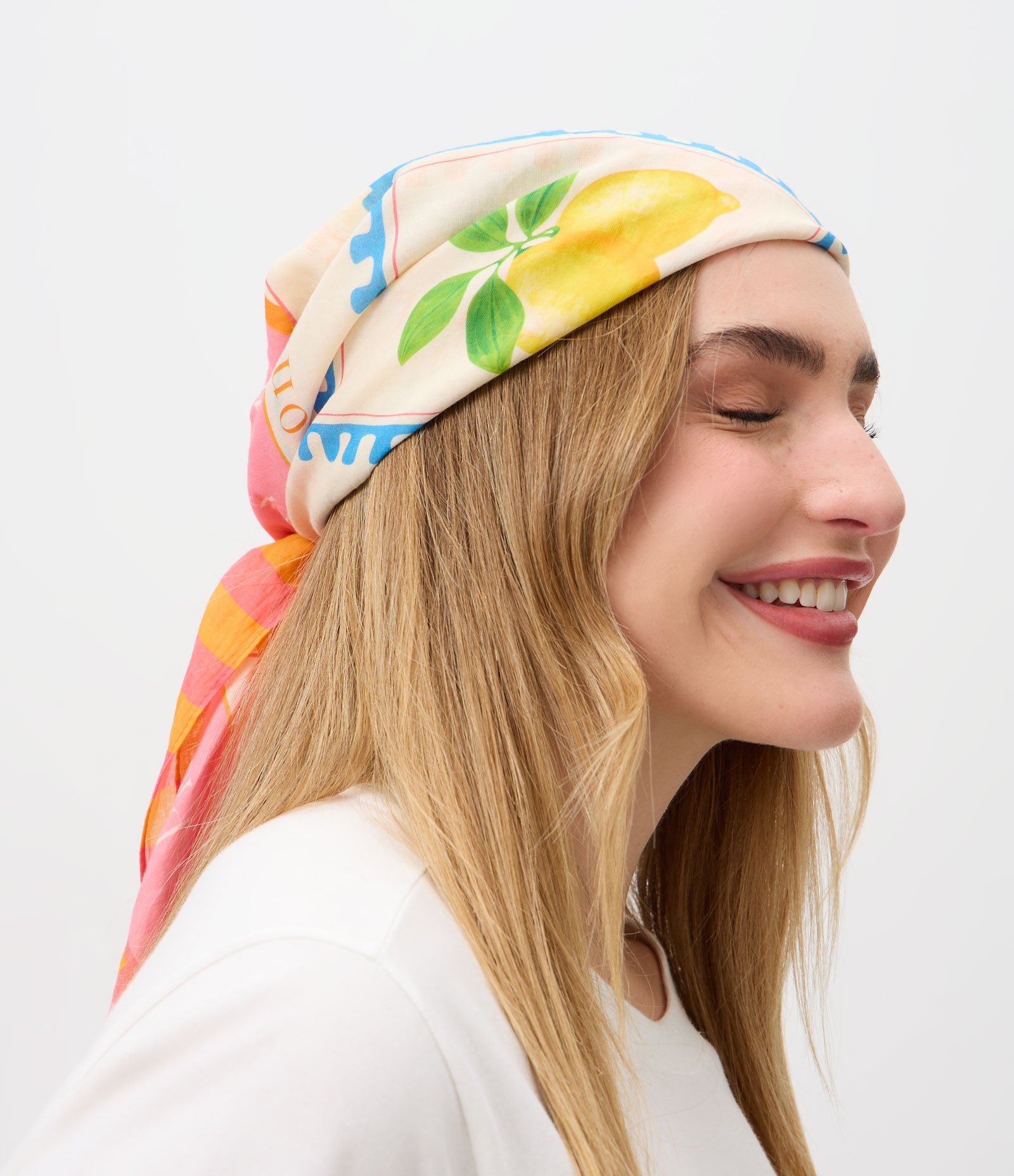 Lenço Quadrado em Flanela com Estampa de Selos Curve & Plus Size Bege 5
