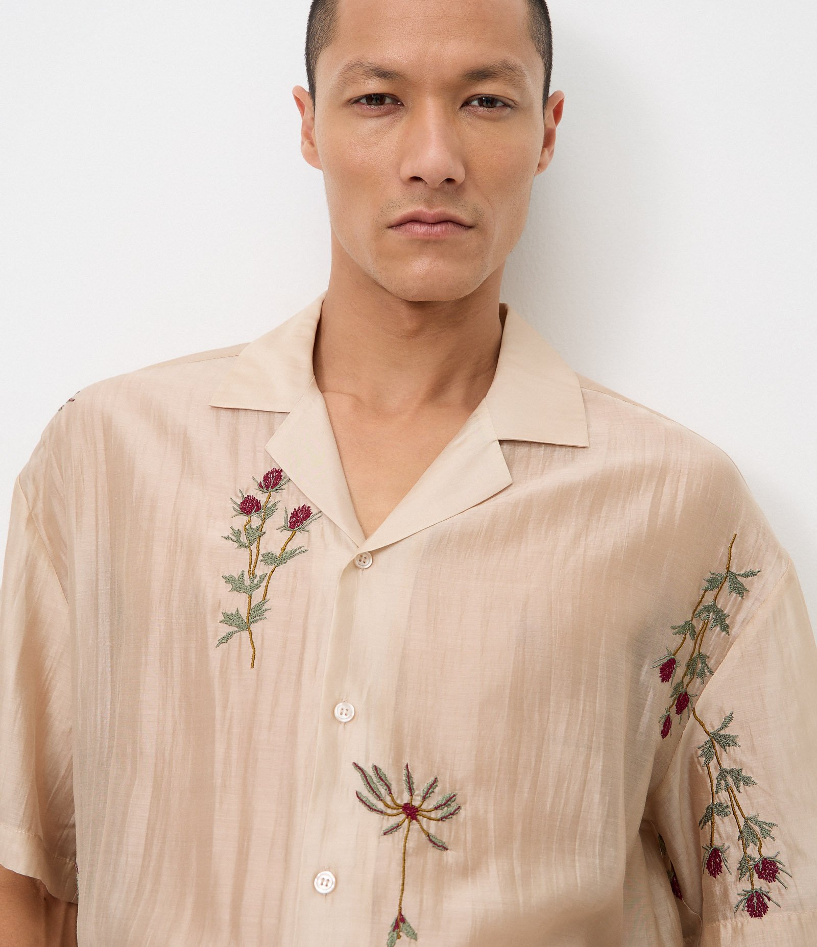 Camisa Boxy em Liocel com Bordado Floral Organza Bege 4