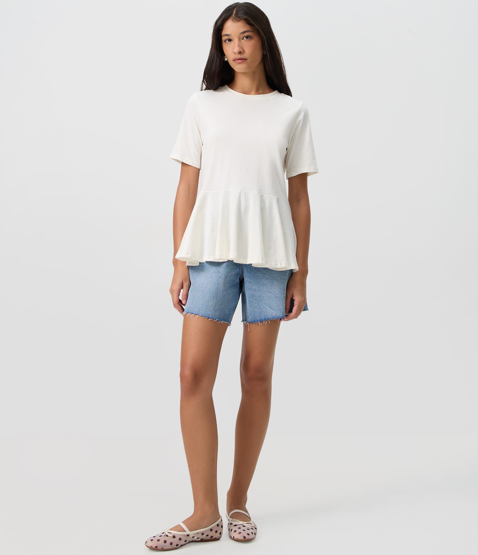Short Midi em Jeans com Cintura Média Bolsos e Barra Desfiada Azul 2