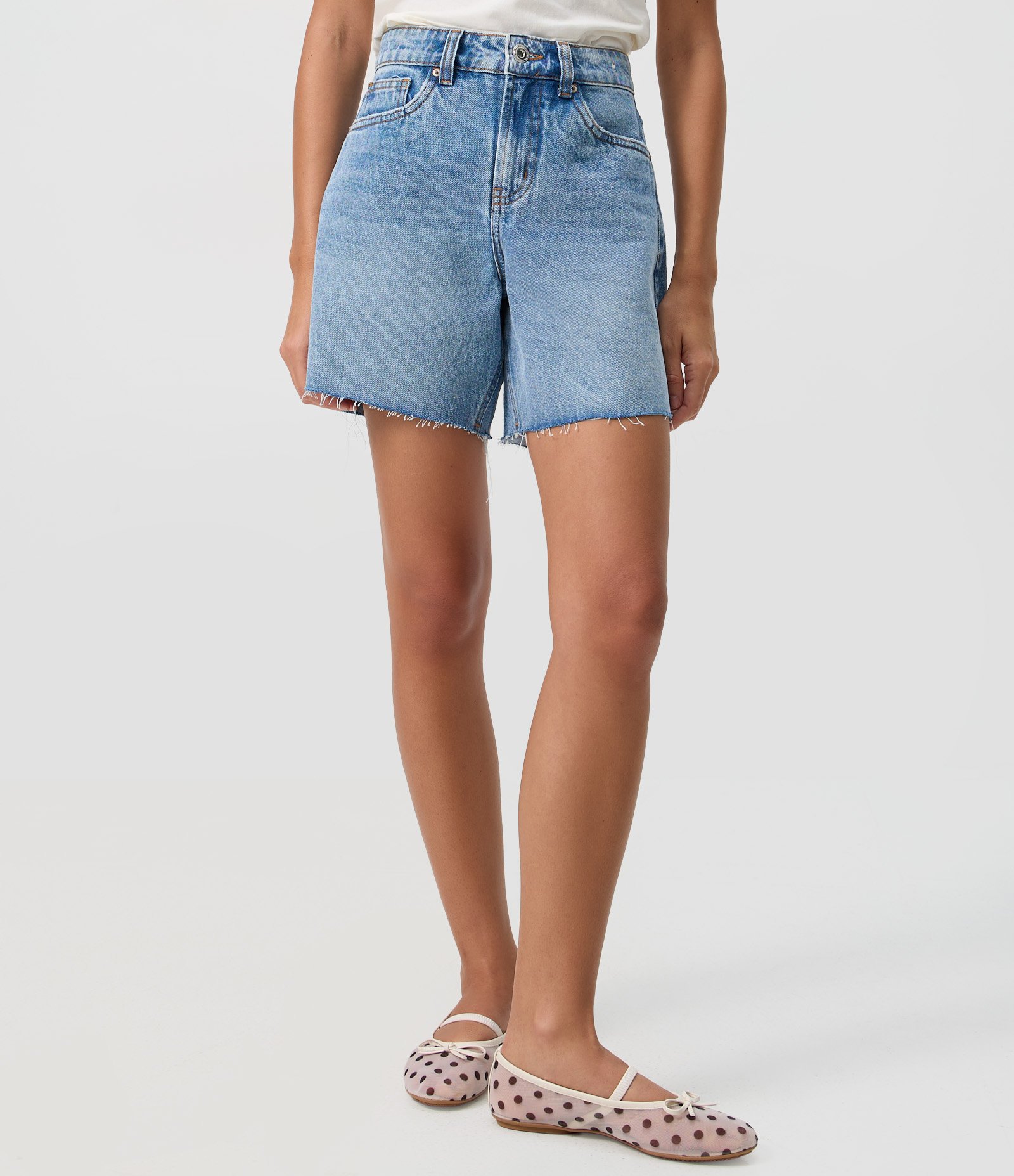 Short Midi em Jeans com Cintura Média Bolsos e Barra Desfiada Azul 3