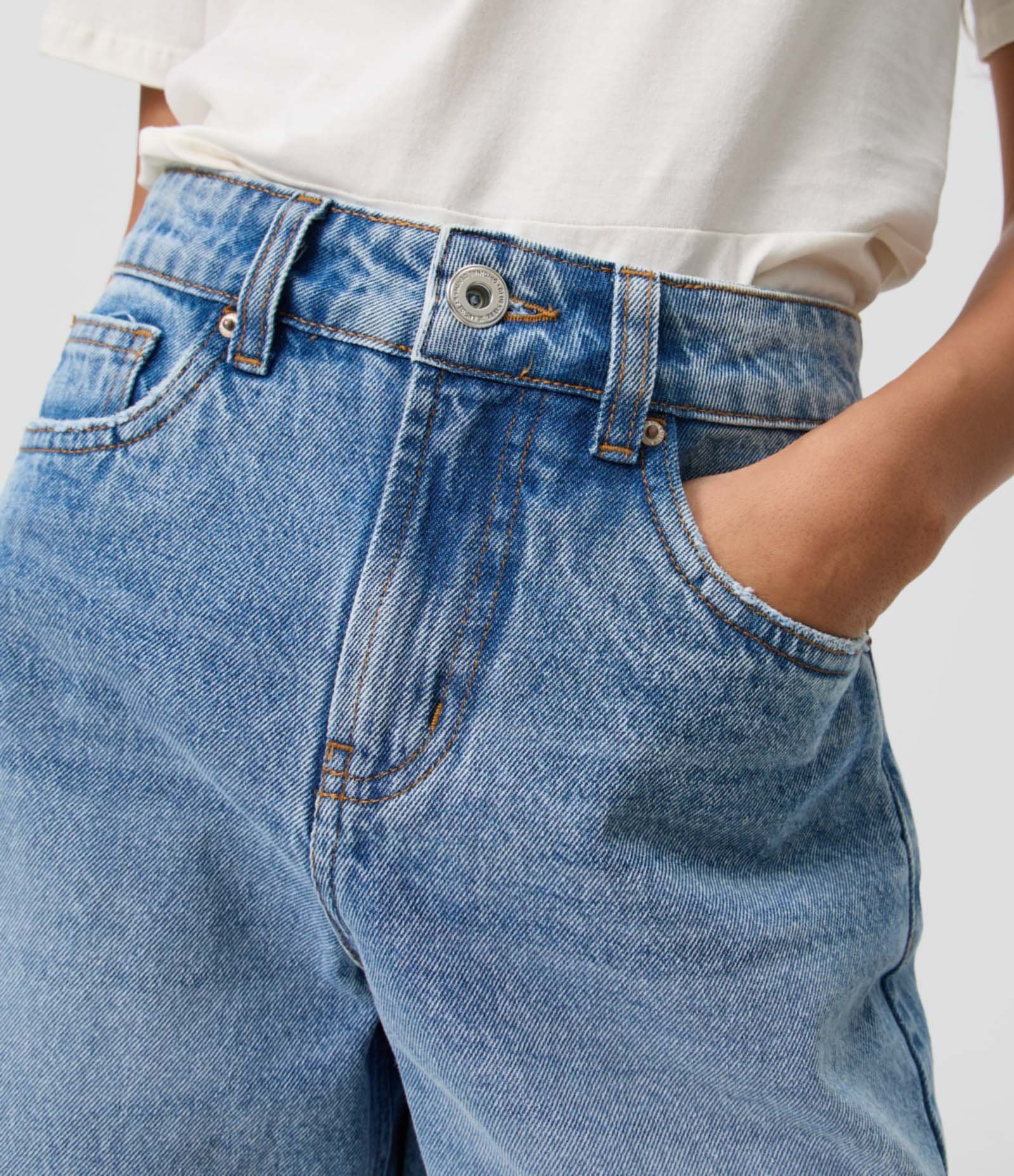 Short Midi em Jeans com Cintura Média Bolsos e Barra Desfiada Azul 4