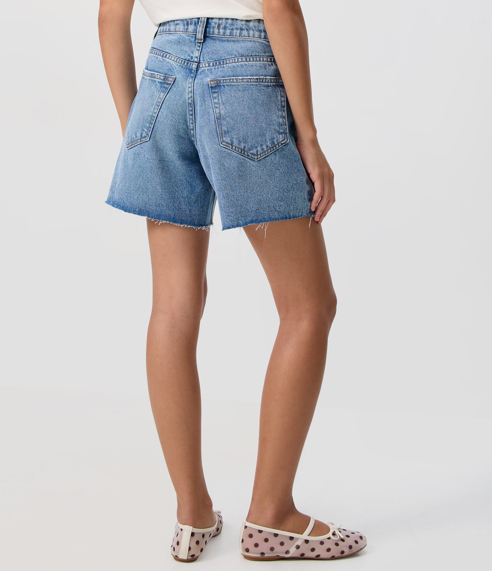 Short Midi em Jeans com Cintura Média Bolsos e Barra Desfiada Azul 5