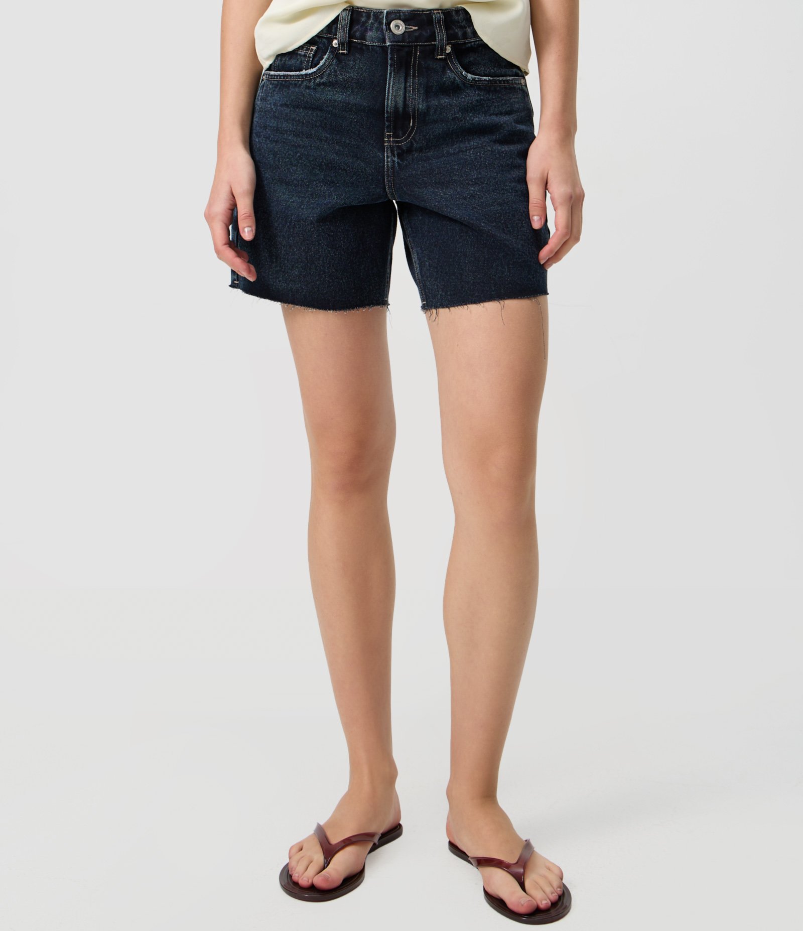 Short Midi em Jeans com Cintura Média Bolsos e Barra Desfiada Azul Escuro 2