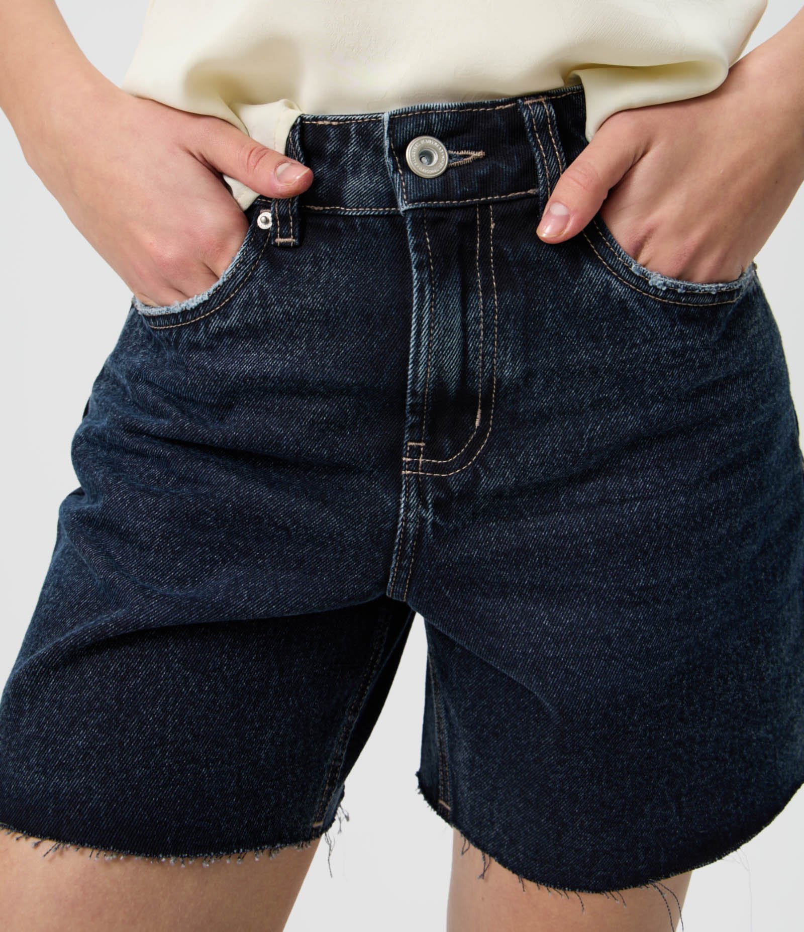 Short Midi em Jeans com Cintura Média Bolsos e Barra Desfiada Azul Escuro 3