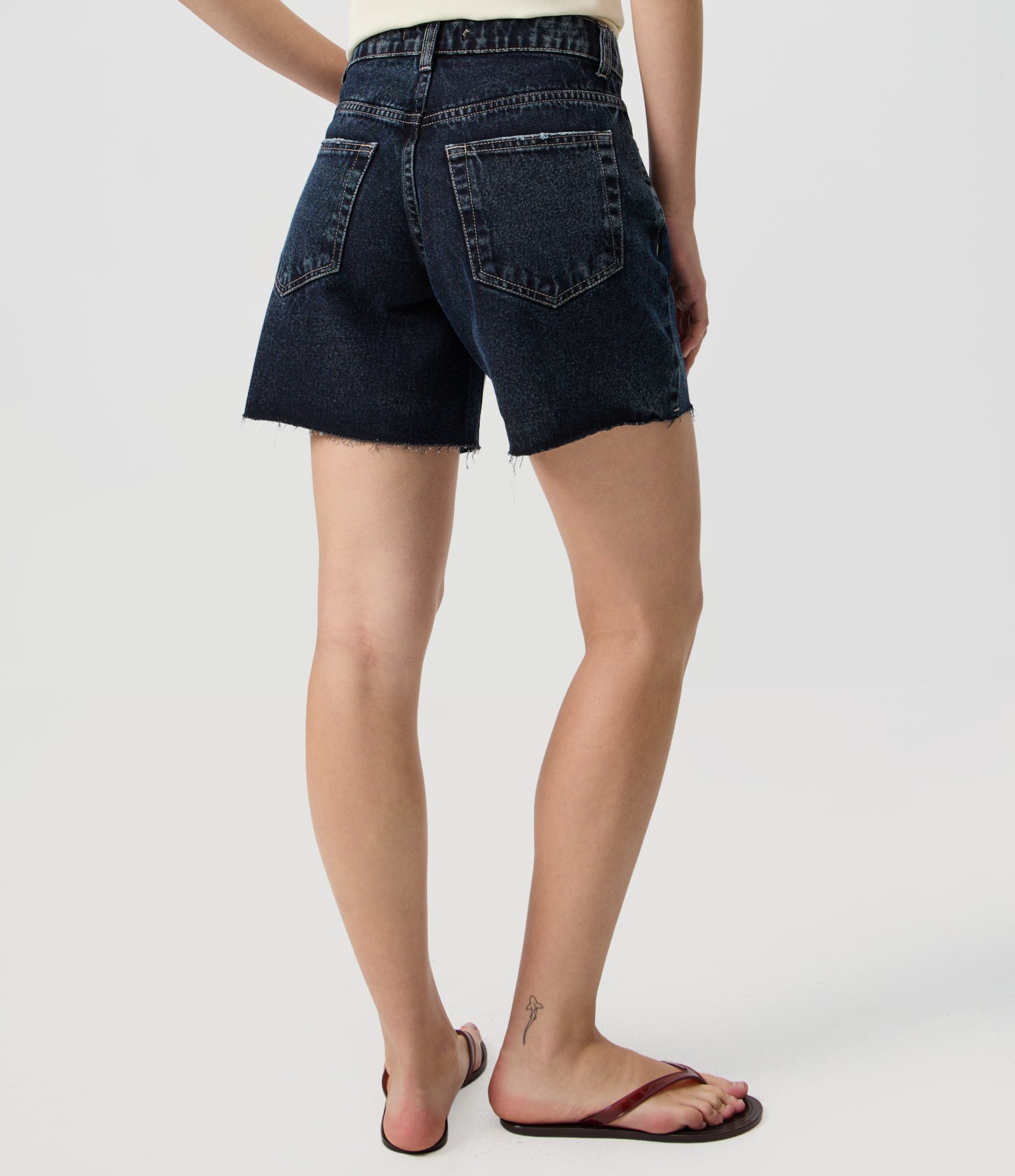 Short Midi em Jeans com Cintura Média Bolsos e Barra Desfiada Azul Escuro 4