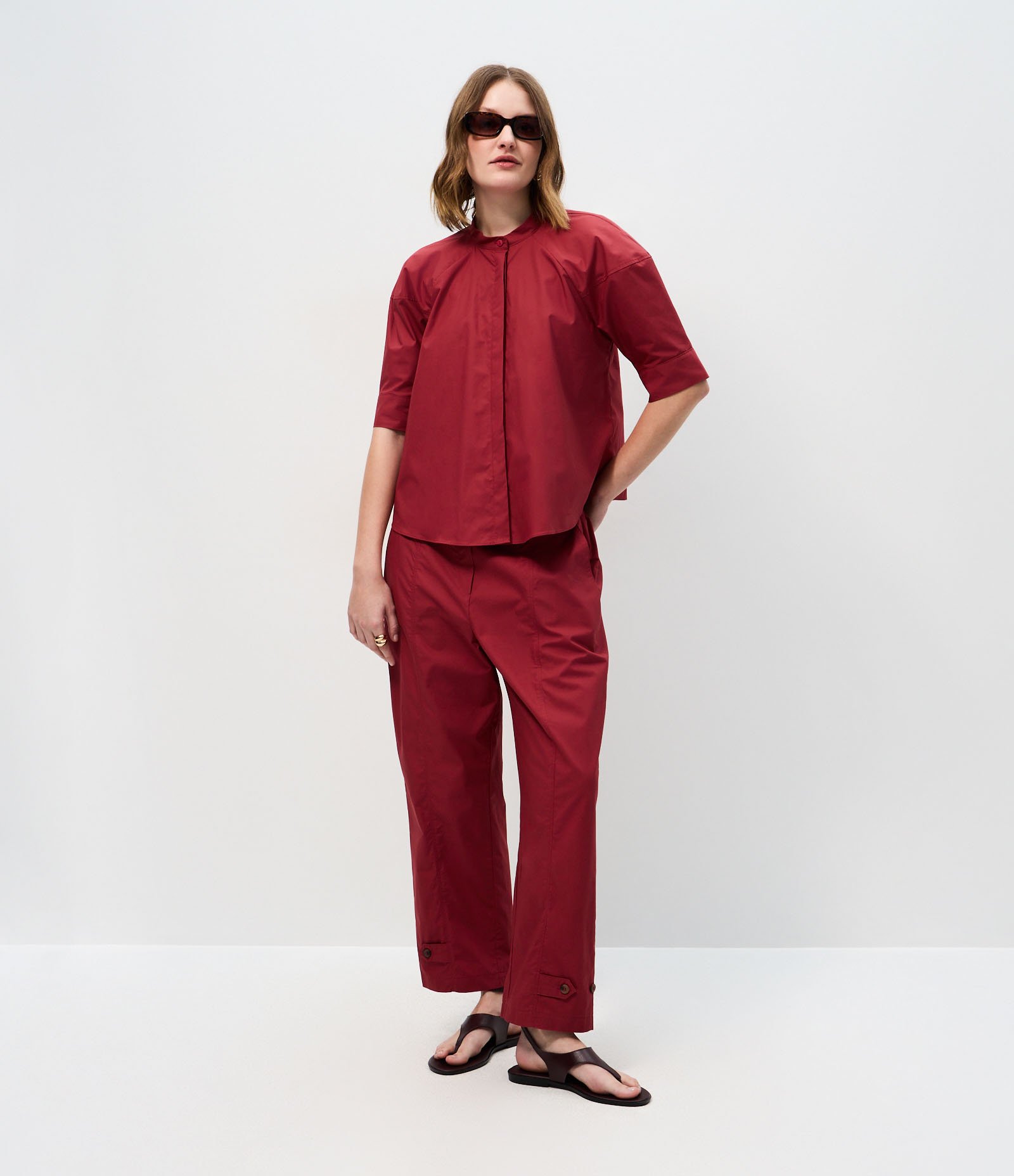 Calça Cenoura em Tricoline com Botão na Barra Vermelho 1