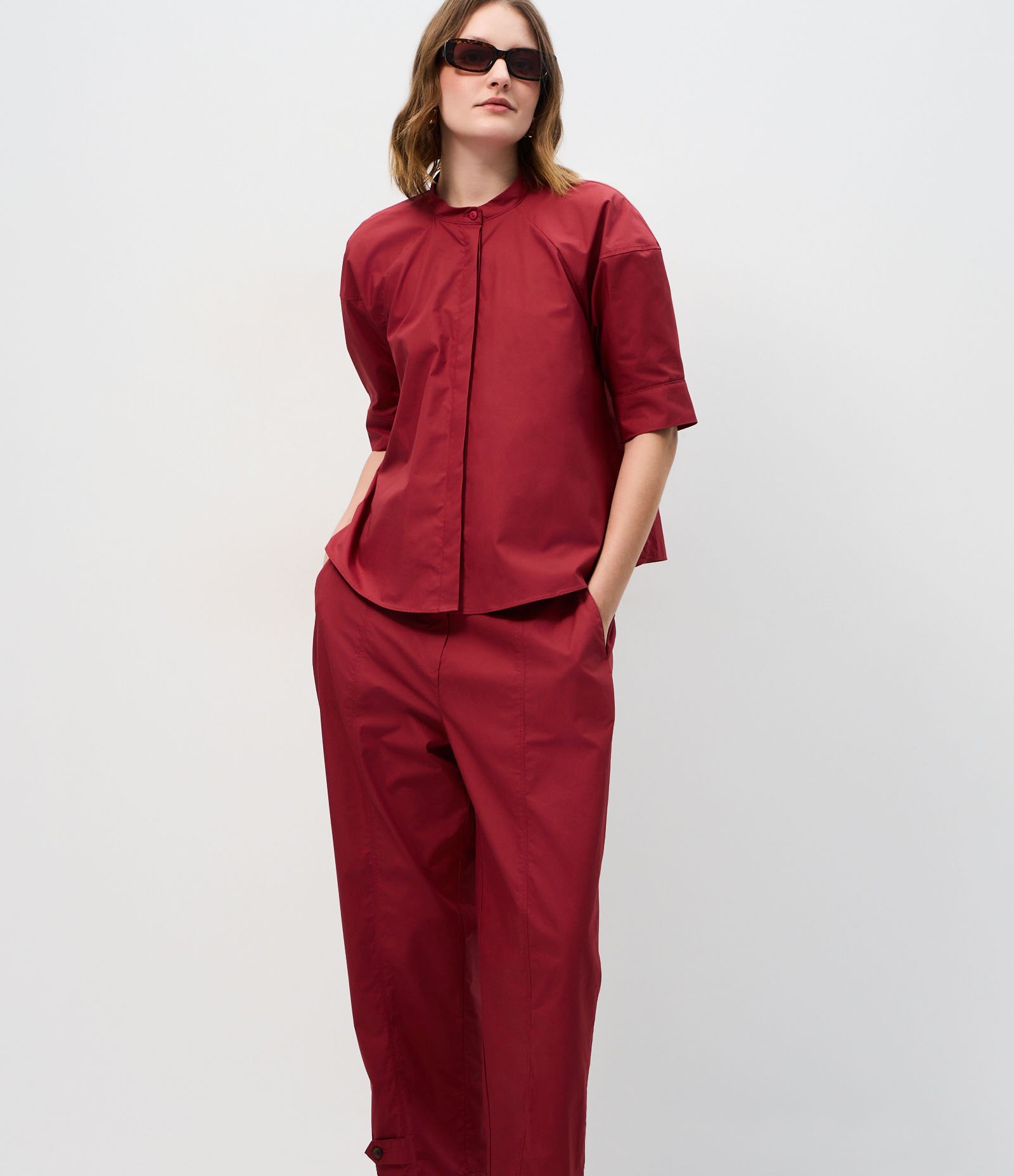 Calça Cenoura em Tricoline com Botão na Barra Vermelho 2