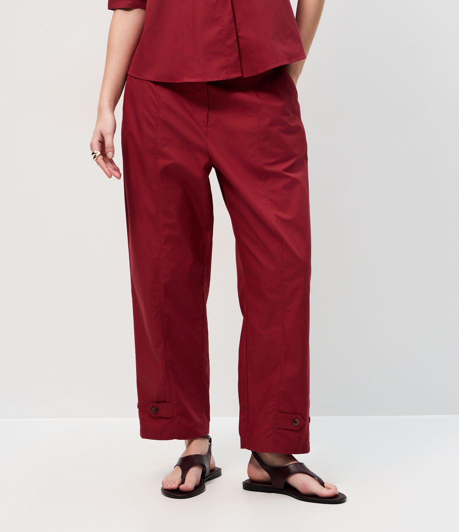Calça Cenoura em Tricoline com Botão na Barra Vermelho 3
