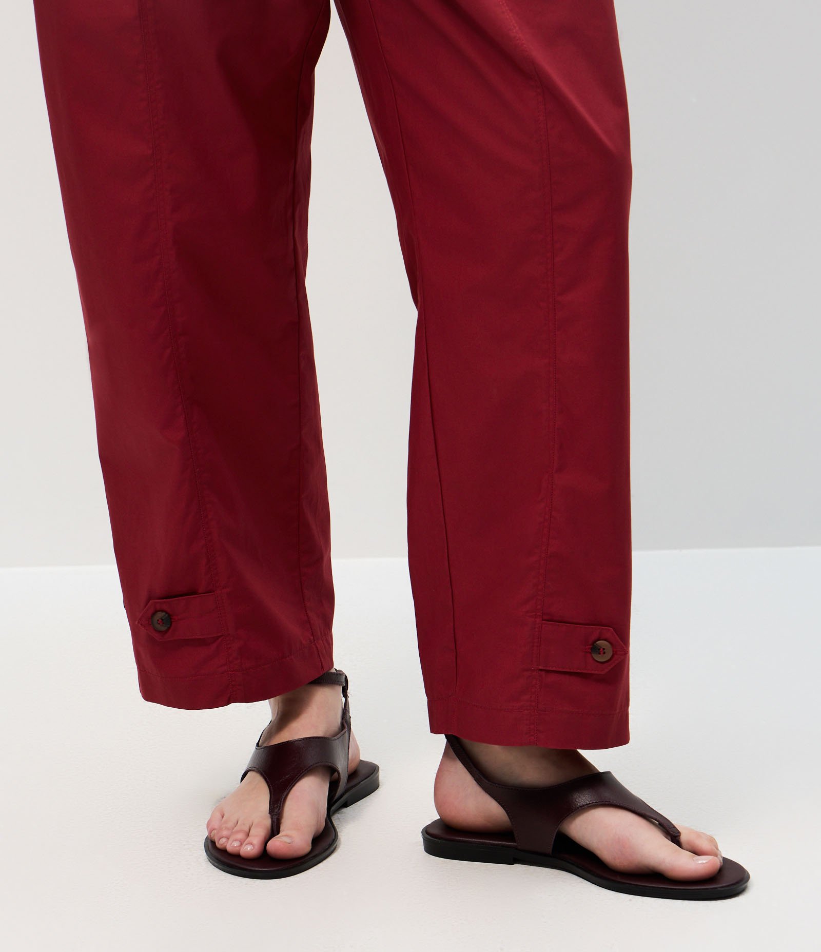 Calça Cenoura em Tricoline com Botão na Barra Vermelho 4