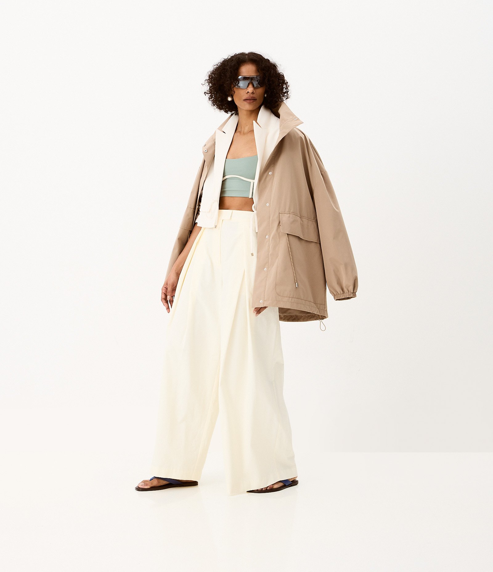Jaqueta Corta Vento Oversized com Ajuste na Cintura e Bolsos com Lapela Bege 2