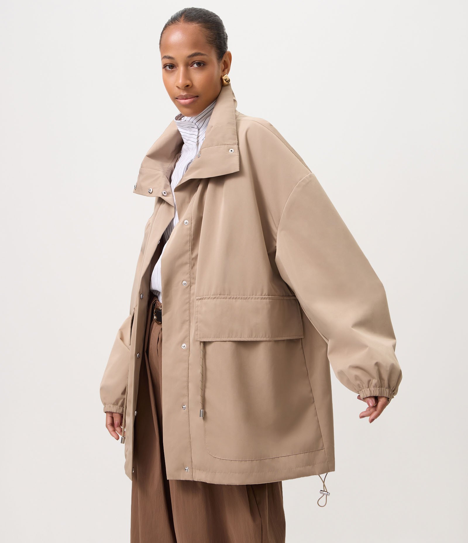 Jaqueta Corta Vento Oversized com Ajuste na Cintura e Bolsos com Lapela Bege 3