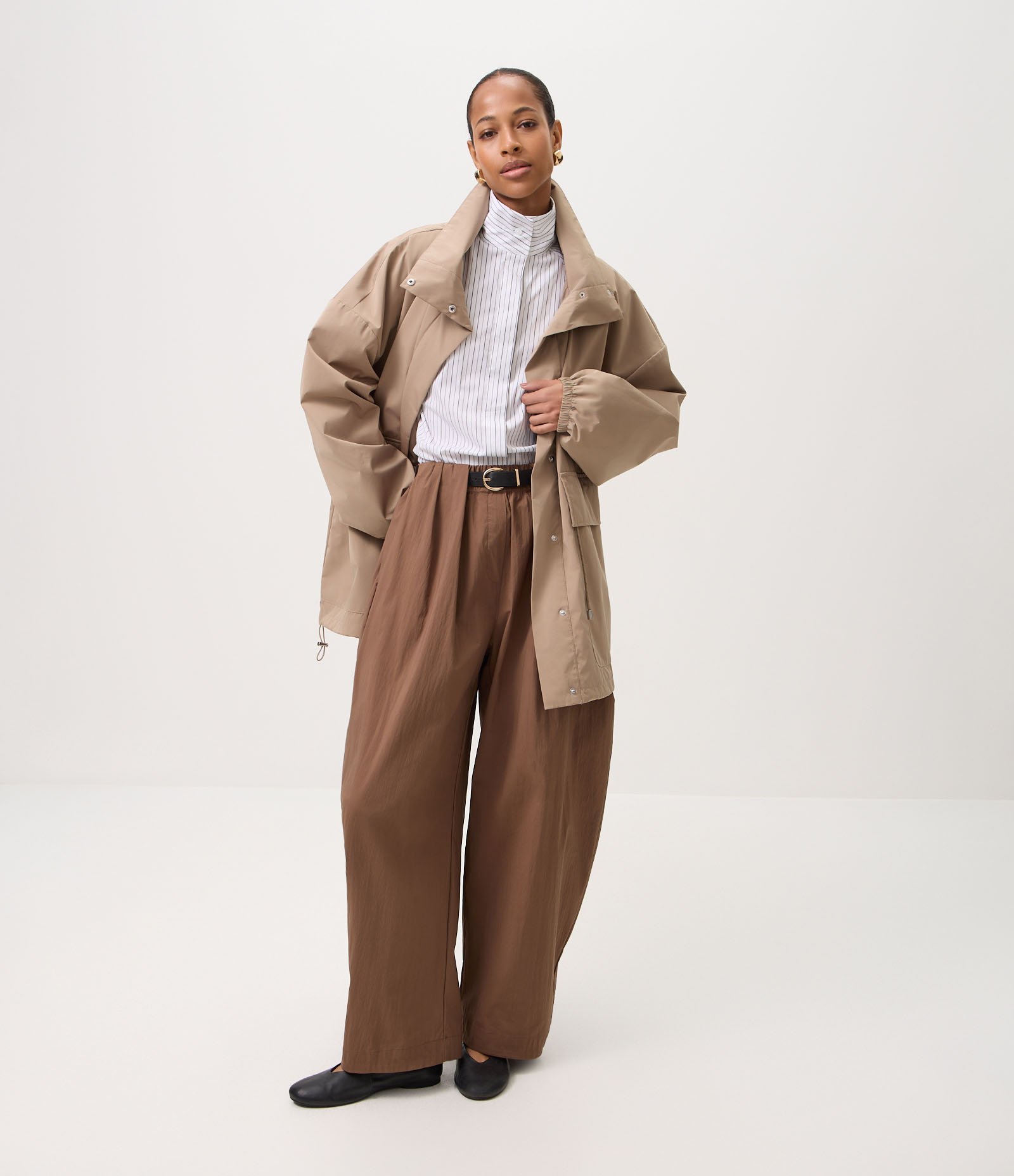 Jaqueta Corta Vento Oversized com Ajuste na Cintura e Bolsos com Lapela Bege 4