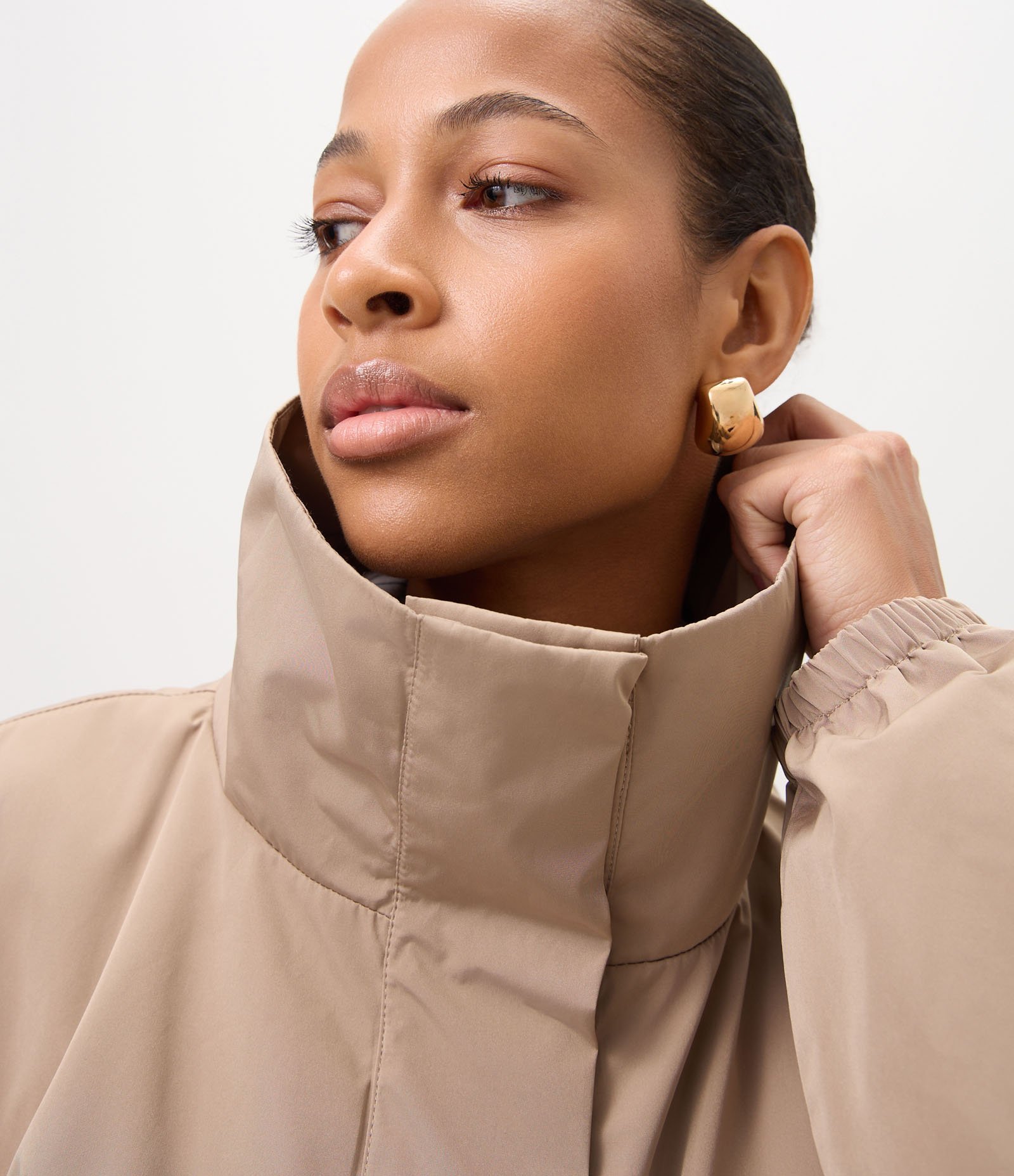 Jaqueta Corta Vento Oversized com Ajuste na Cintura e Bolsos com Lapela Bege 5