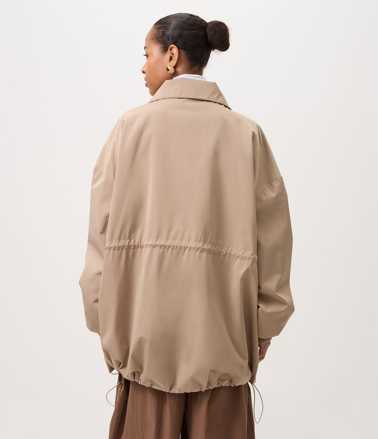 Jaqueta Corta Vento Oversized com Ajuste na Cintura e Bolsos com Lapela Bege 6