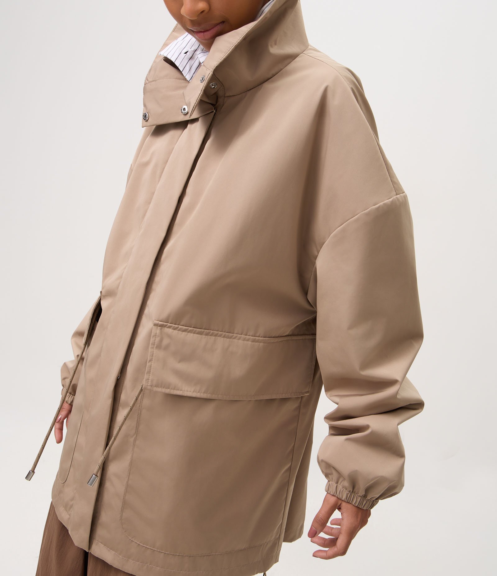 Jaqueta Corta Vento Oversized com Ajuste na Cintura e Bolsos com Lapela Bege 8